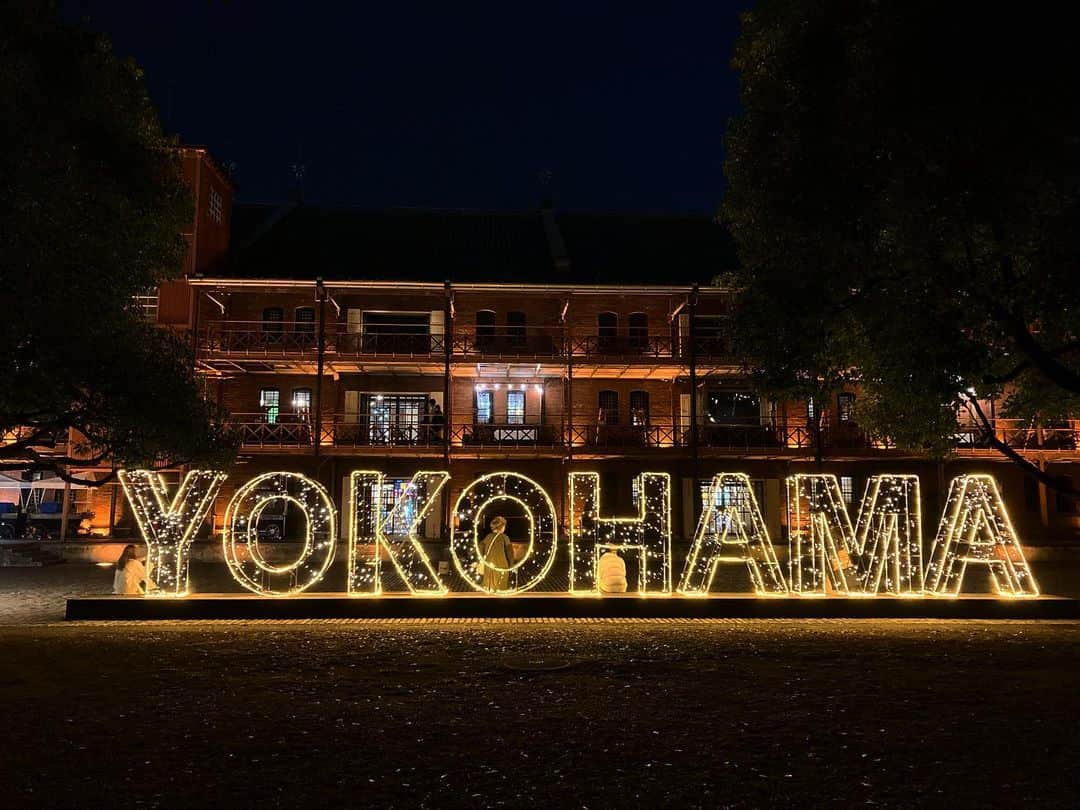 長谷部瞳のインスタグラム：「ハマっ子な私です❤️  #赤レンガ倉庫 #赤レンガ倉庫クリスマスマーケット #イルミネーション #横浜観光 #みなとみらい #桜木町 #フォトスポット #横浜生まれ横浜育ち #furusato」