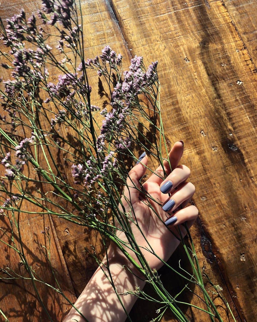 永瀬まりさんのインスタグラム写真 - (永瀬まりInstagram)「Flowers by @erindesign_eriko Nails by @elinaogawa  ・ #bts #flowers #nails」12月20日 7時18分 - mari_handmodel