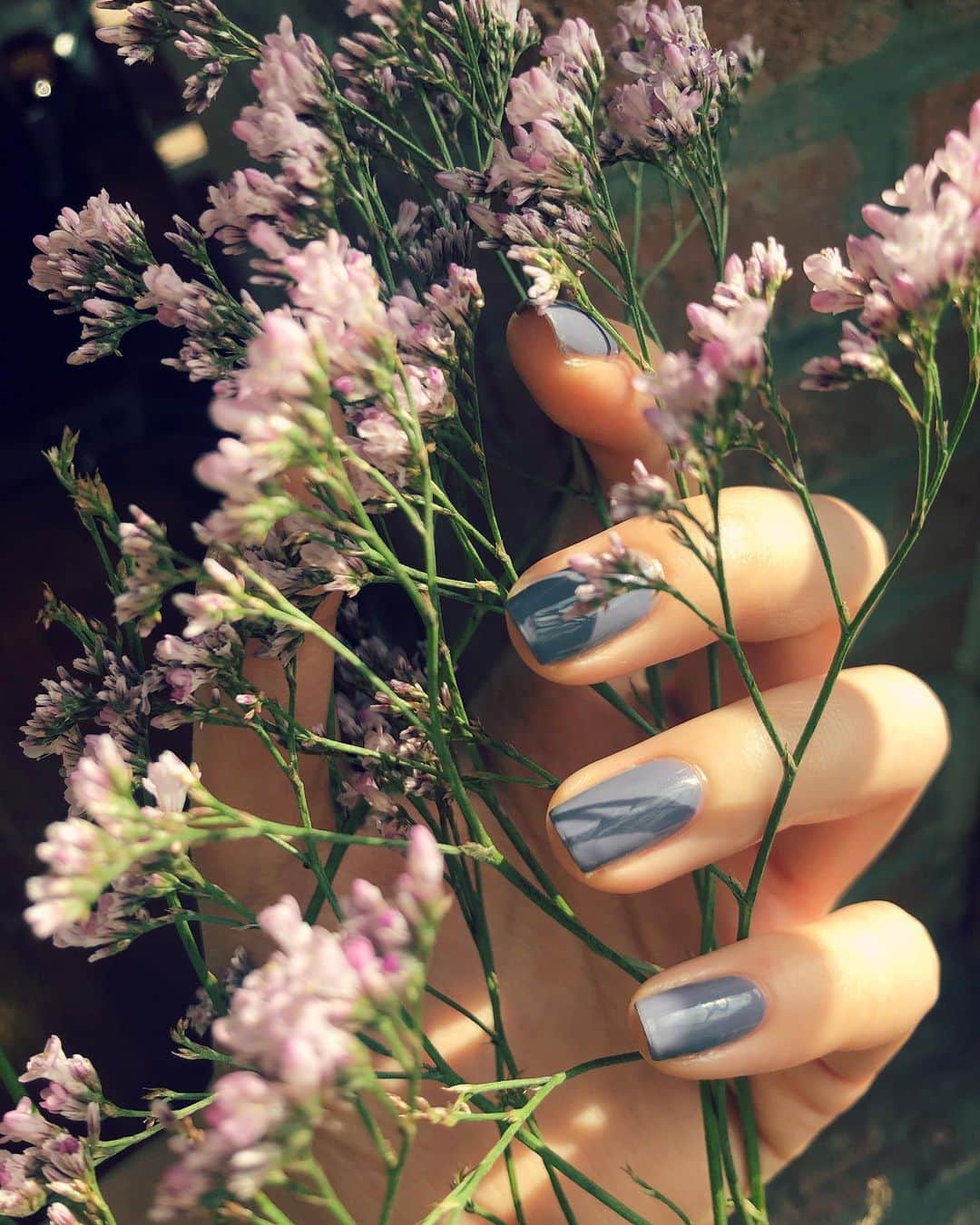 永瀬まりのインスタグラム：「Flowers by @erindesign_eriko Nails by @elinaogawa  ・ #bts #flowers #nails」