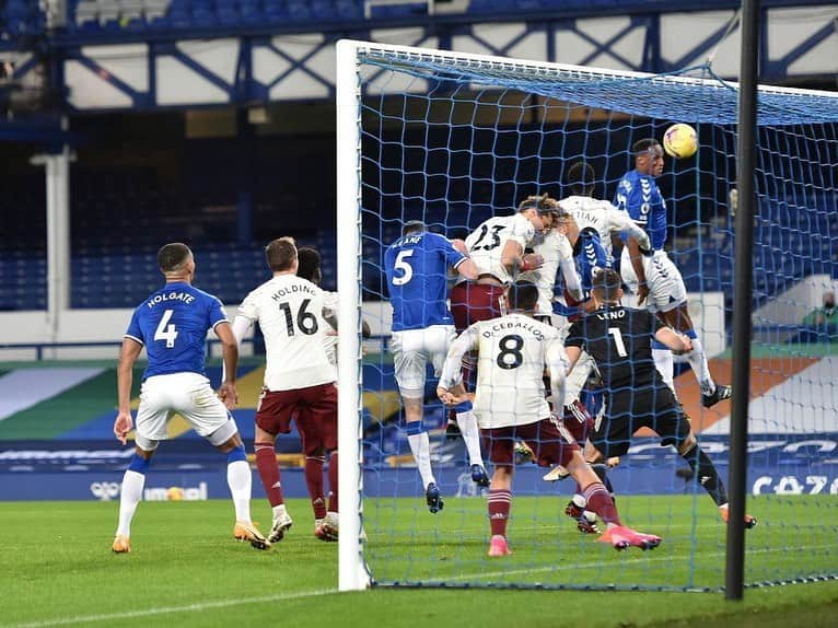 ジェリー・ミナのインスタグラム：「Señor Jesús todo esto es gracias a ti. Por eso toda la honra y la gloria es tuya!  Orgulloso del esfuerzo del equipo para sumar otra importante victoria. Feliz por aportar con el gol. Seguimos en racha! Siempre de la mano de Dios 🙏🏾⚽️💙 #UpTheToffees #YM13」