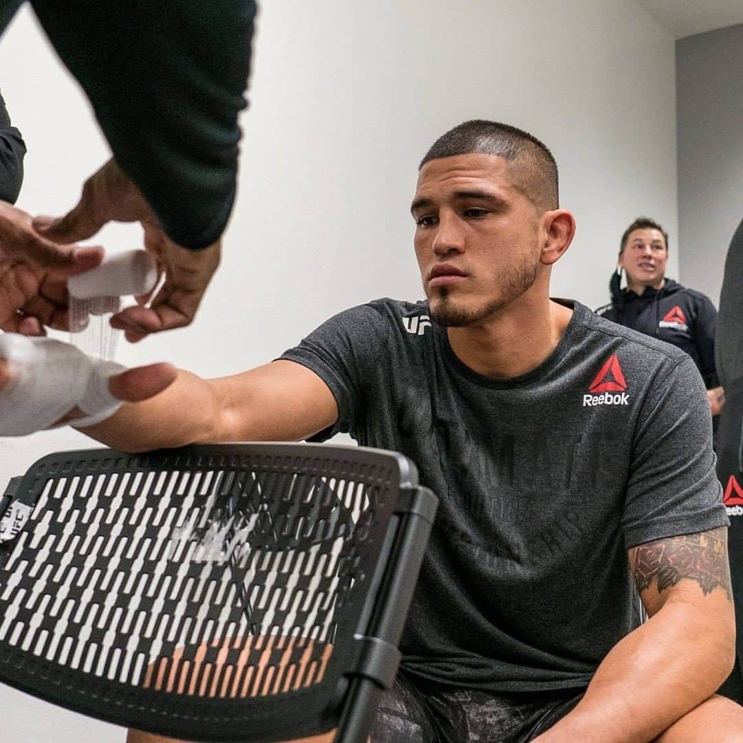 UFCさんのインスタグラム写真 - (UFCInstagram)「We're ready for the show 🎥 @ShowtimePettis headlines our #UFCVegas17 prelims!」12月20日 7時35分 - ufc