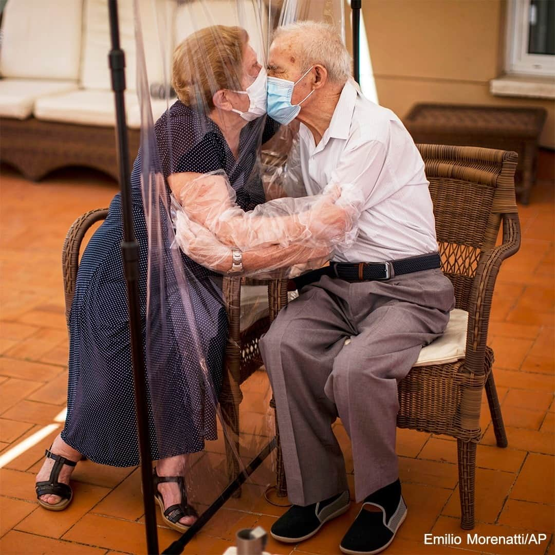 ABC Newsさんのインスタグラム写真 - (ABC NewsInstagram)「Two elderly people at a nursing home in Barcelona, Spain, hug and kiss through a plastic screen while wearing masks to reduce the risk of contracting COVID-19. Tap the link in bio for more from the year in pictures as selected ABC News photo editors. #yearinpictures #abcnews #endofyear」12月20日 7時30分 - abcnews