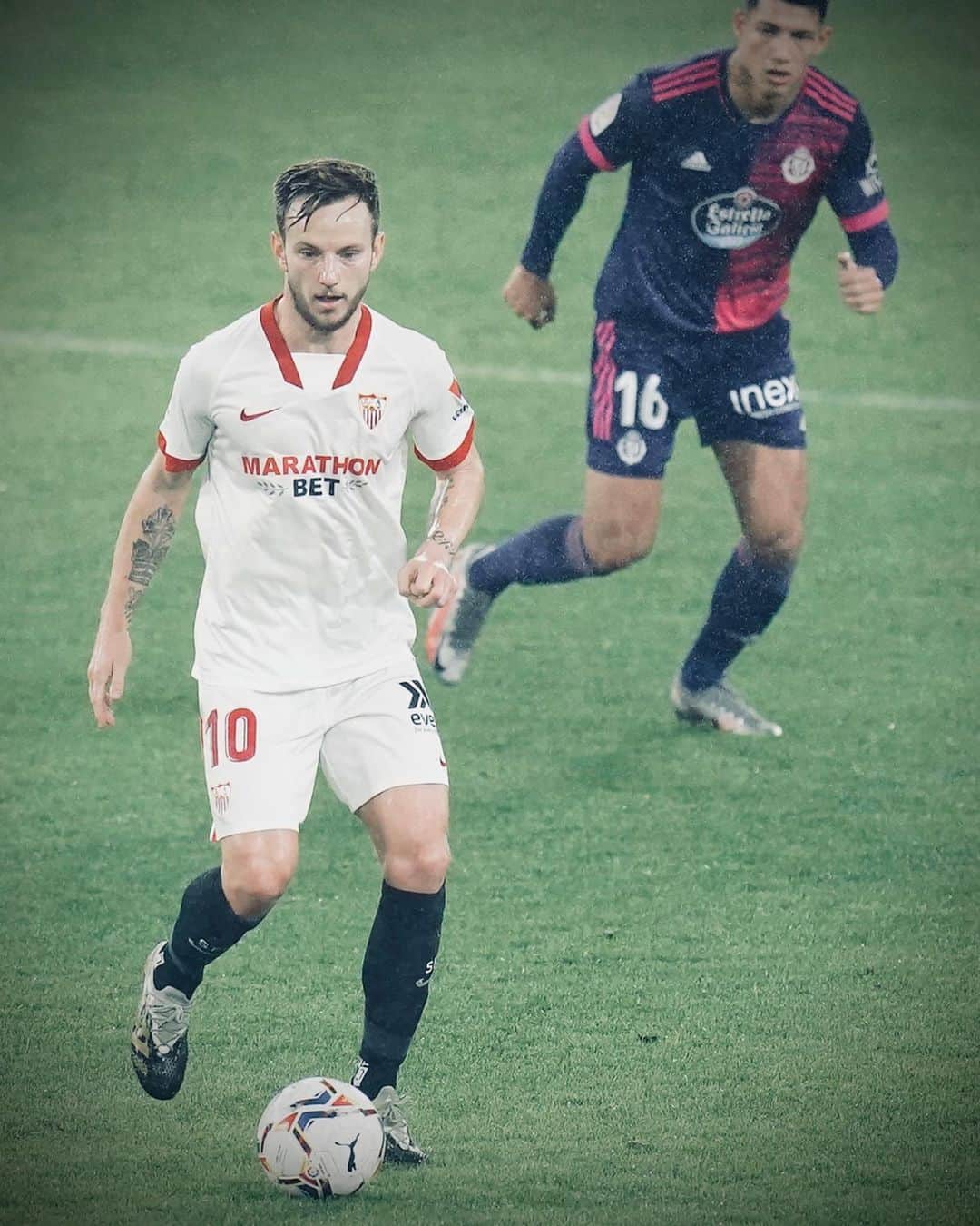 イヴァン・ラキティッチのインスタグラム：「Muchas cosas positivas. Lamentablemente, no pudo ser hoy. A seguir con confianza! #VamosMiSevilla 💪🏻⚔️⚽️ —  Good performance but unfortunately it’s not the result that we wanted. We have to continue working hard and stay positive! #SevillaFC #nuncaterindas」