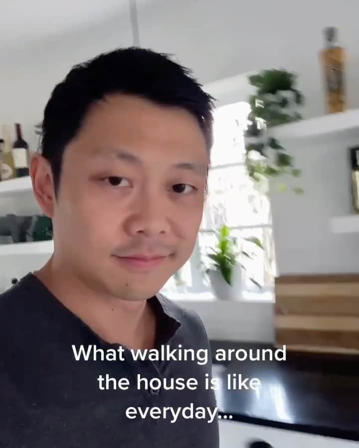 のインスタグラム：「Wait for it... 🚶🏻‍♂️🐕」