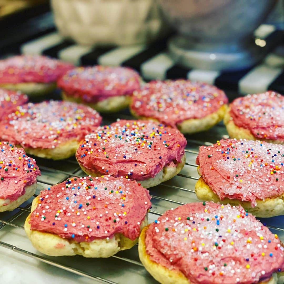 ミシェル・ブランチのインスタグラム：「Okay...these cookies are 😍👌🏻 @ericjoonho My kids (and I) are losing our minds! Recipe @nytcooking “Soft Sugar Cookies With Raspberry Frosting”」