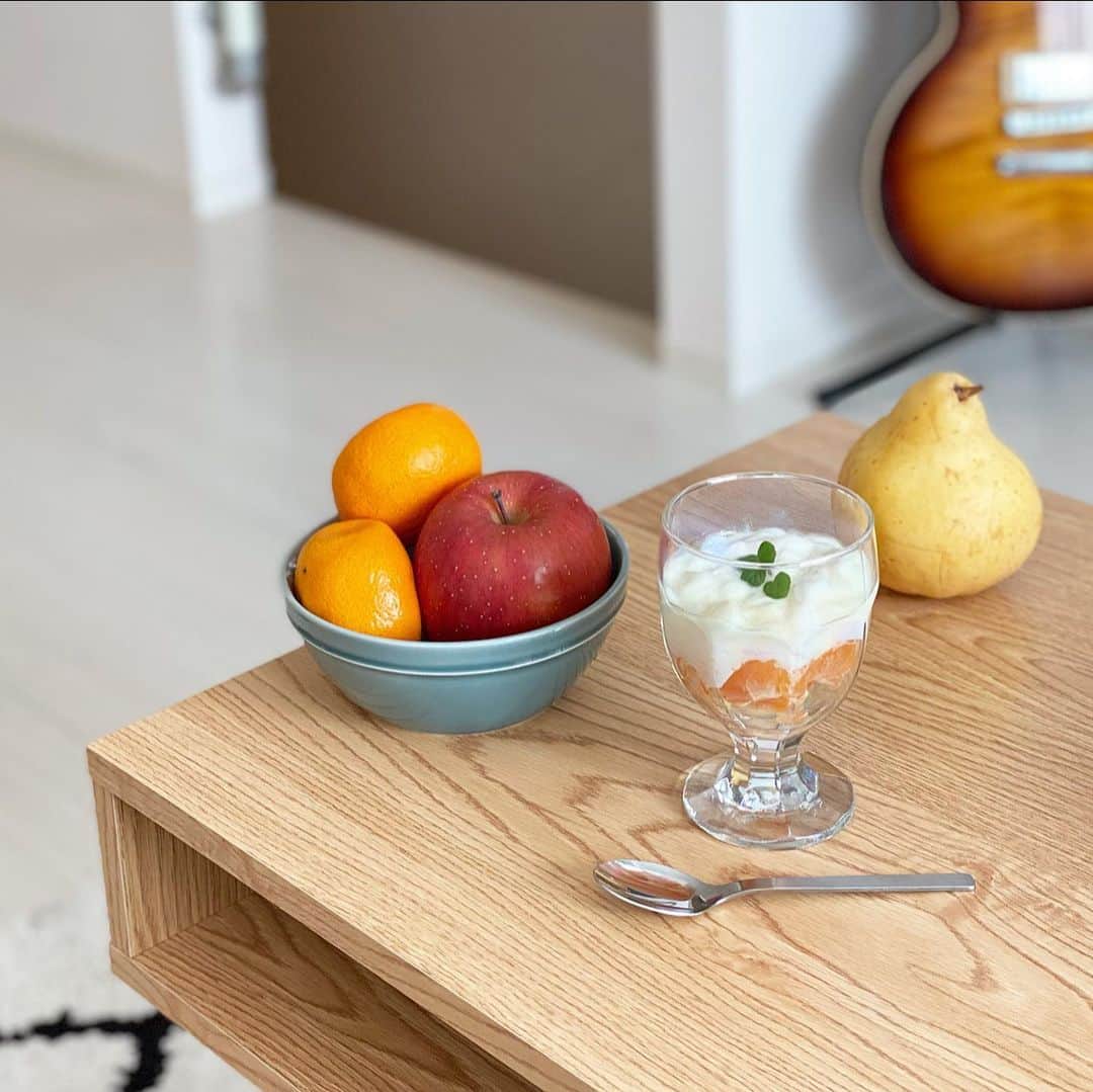 片桐優妃さんのインスタグラム写真 - (片桐優妃Instagram)「明治ブルガリアヨーグルト LB81 Fruit on the Bottom の新しいのがでていました😍しかもだいすきな#バナナ #🍌  #ヨーグルト は#プレーン だからヨーグルトそのままのおいしさなんだけど、フルーツと混ぜ合わさることで自然な甘みもでてぺろっといけちゃうの😋  #プレーンヨーグルト ってジャムでもフルーツでも合うしそれこそサラダとか料理にも使えるからすごくいいよね🙌  今回のプレーンとバナナの組み合わせはとくに、健康にもいい気がしてすき💮💮  秋冬は#果物 がとくにおいしいからいまも家にたくさんあるんだけど、寒くなったので冬のフルーツ#みかん を使って自分でも#フルーツオンザボトム を作ってみました#🍊そしたらこれも想像以上においしかった😍✨ フルーツもヨーグルトもまだたくさんあるからまたなにか作ってみようかな🎶  #フルーツヨーグルト#明治ブルガリアヨーグルト#くだもの #ごはん123 #PR」12月20日 7時33分 - yuki710