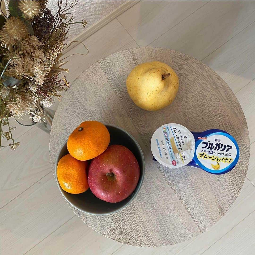 片桐優妃さんのインスタグラム写真 - (片桐優妃Instagram)「明治ブルガリアヨーグルト LB81 Fruit on the Bottom の新しいのがでていました😍しかもだいすきな#バナナ #🍌  #ヨーグルト は#プレーン だからヨーグルトそのままのおいしさなんだけど、フルーツと混ぜ合わさることで自然な甘みもでてぺろっといけちゃうの😋  #プレーンヨーグルト ってジャムでもフルーツでも合うしそれこそサラダとか料理にも使えるからすごくいいよね🙌  今回のプレーンとバナナの組み合わせはとくに、健康にもいい気がしてすき💮💮  秋冬は#果物 がとくにおいしいからいまも家にたくさんあるんだけど、寒くなったので冬のフルーツ#みかん を使って自分でも#フルーツオンザボトム を作ってみました#🍊そしたらこれも想像以上においしかった😍✨ フルーツもヨーグルトもまだたくさんあるからまたなにか作ってみようかな🎶  #フルーツヨーグルト#明治ブルガリアヨーグルト#くだもの #ごはん123 #PR」12月20日 7時33分 - yuki710