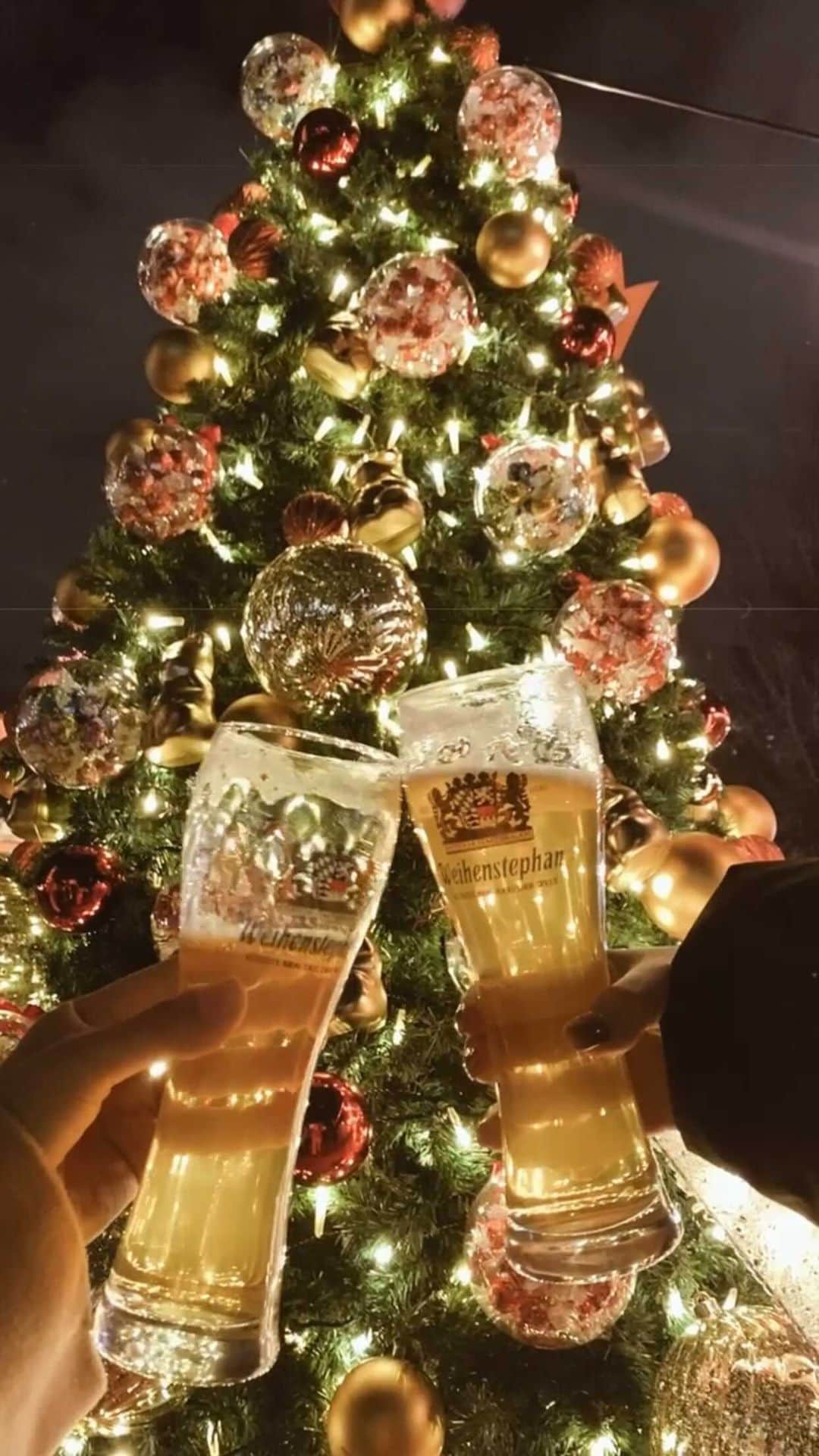 村崎英絵のインスタグラム：「クリスマスっぽさがあって寒くても寒さを忘れちゃうくらいツリーが綺麗だった🎄☃️ ツリーで乾杯するはずが待てなかった笑 平日だったから人が少なくてゆっくり過ごせた♡ 今年は何個ツリーが見れるかなぁ🥺💗 ㅤㅤㅤㅤㅤ ㅤㅤㅤㅤㅤ ㅤㅤㅤㅤㅤ #クリスマス #クリスマスツリー #クリスマスマーケット #クリスマスマーケット日比谷 #日比谷公園 #クリスマスパーティー #xmas #xmastree」