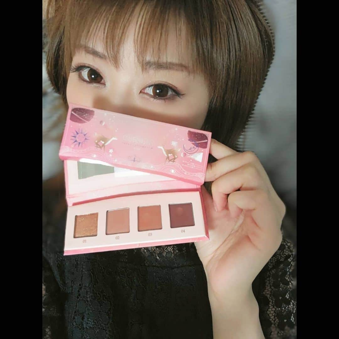 松浦麻里奈さんのインスタグラム写真 - (松浦麻里奈Instagram)「@bell_palette　【COZMIKI】 タッチアイシャドウパレット（マーズ） Lemon Squareからの頂きもの😘🌷  マグネット式のパカパカするタイプで、ミラー付き🌼  発色の良さや上品なラメ遣いにこだわり、 誰でも簡単に“中国メイク”を 取り入れることができるメイクアップシリーズ😁  4色アイシャドウパレットで、 番号通りに乗せるだけで中国メイクが完成🌱  キリっとした印象のメイク、 ラメを生かして、濡れたような艶やかメイクも 可能な万能パレットだったー！！  .. . .  @cchannel_girls @cchannel_lemonsquare  #コズミキ#鹿の間#中華メイク#チャイボーグメイク #アイシャドウ#アイシャドウパレット #中国メイク#チャイボーグ　#新ブランド#pr #アイシャドウ　#ブラウン　#赤茶色　#ラメ #煌めき #星屑　#キラキラ#ベルパレット #ベルパレ#lemonsquare🍋 #cchan_girls #コスメ #Cosme#コスメ好き#化粧#make#メイクアップ#beauty#Beautycare」12月20日 7時37分 - ay114.831m