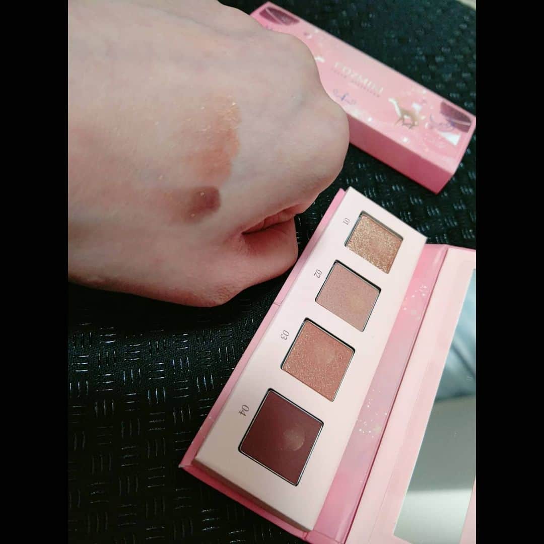 松浦麻里奈さんのインスタグラム写真 - (松浦麻里奈Instagram)「@bell_palette　【COZMIKI】 タッチアイシャドウパレット（マーズ） Lemon Squareからの頂きもの😘🌷  マグネット式のパカパカするタイプで、ミラー付き🌼  発色の良さや上品なラメ遣いにこだわり、 誰でも簡単に“中国メイク”を 取り入れることができるメイクアップシリーズ😁  4色アイシャドウパレットで、 番号通りに乗せるだけで中国メイクが完成🌱  キリっとした印象のメイク、 ラメを生かして、濡れたような艶やかメイクも 可能な万能パレットだったー！！  .. . .  @cchannel_girls @cchannel_lemonsquare  #コズミキ#鹿の間#中華メイク#チャイボーグメイク #アイシャドウ#アイシャドウパレット #中国メイク#チャイボーグ　#新ブランド#pr #アイシャドウ　#ブラウン　#赤茶色　#ラメ #煌めき #星屑　#キラキラ#ベルパレット #ベルパレ#lemonsquare🍋 #cchan_girls #コスメ #Cosme#コスメ好き#化粧#make#メイクアップ#beauty#Beautycare」12月20日 7時37分 - ay114.831m