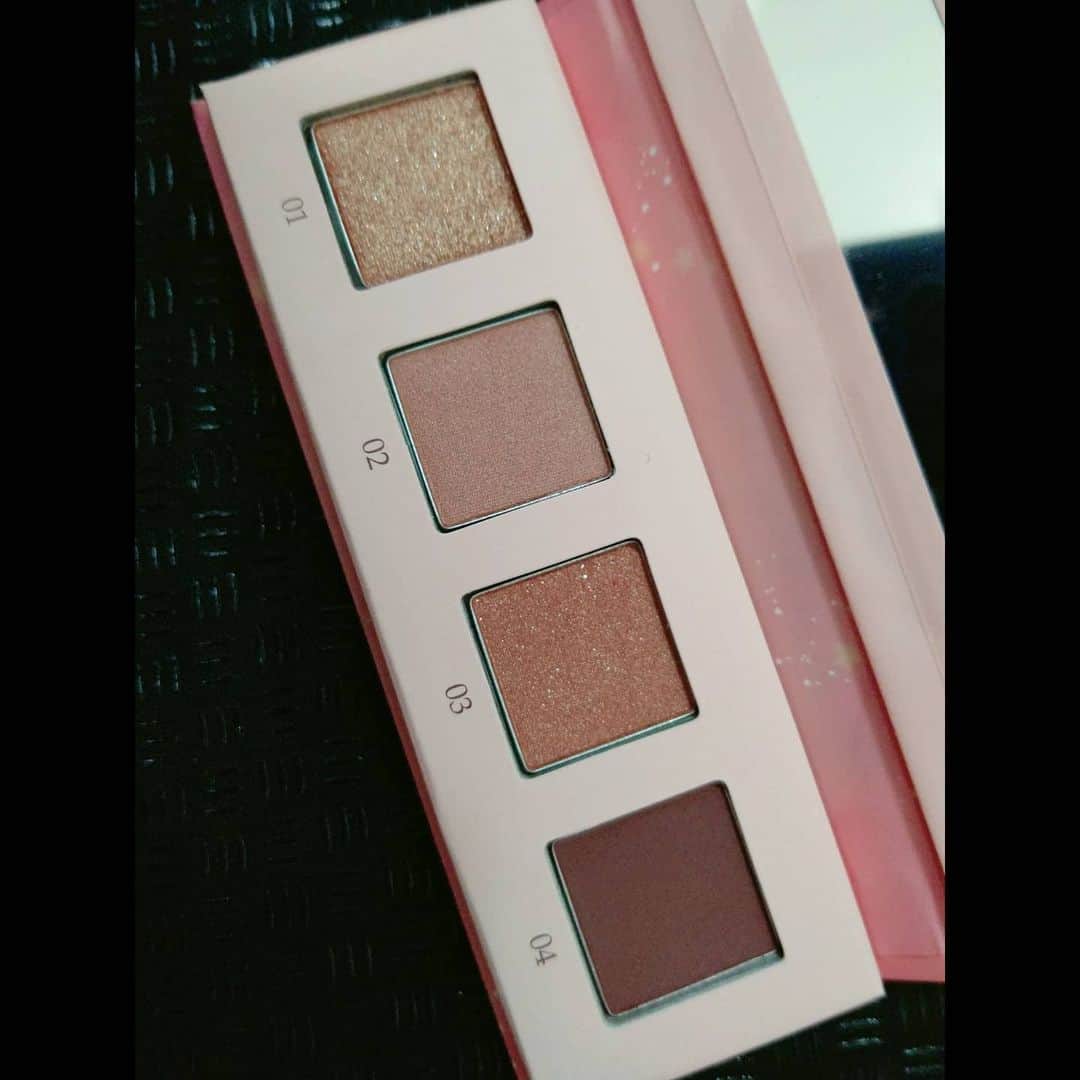 松浦麻里奈さんのインスタグラム写真 - (松浦麻里奈Instagram)「@bell_palette　【COZMIKI】 タッチアイシャドウパレット（マーズ） Lemon Squareからの頂きもの😘🌷  マグネット式のパカパカするタイプで、ミラー付き🌼  発色の良さや上品なラメ遣いにこだわり、 誰でも簡単に“中国メイク”を 取り入れることができるメイクアップシリーズ😁  4色アイシャドウパレットで、 番号通りに乗せるだけで中国メイクが完成🌱  キリっとした印象のメイク、 ラメを生かして、濡れたような艶やかメイクも 可能な万能パレットだったー！！  .. . .  @cchannel_girls @cchannel_lemonsquare  #コズミキ#鹿の間#中華メイク#チャイボーグメイク #アイシャドウ#アイシャドウパレット #中国メイク#チャイボーグ　#新ブランド#pr #アイシャドウ　#ブラウン　#赤茶色　#ラメ #煌めき #星屑　#キラキラ#ベルパレット #ベルパレ#lemonsquare🍋 #cchan_girls #コスメ #Cosme#コスメ好き#化粧#make#メイクアップ#beauty#Beautycare」12月20日 7時37分 - ay114.831m