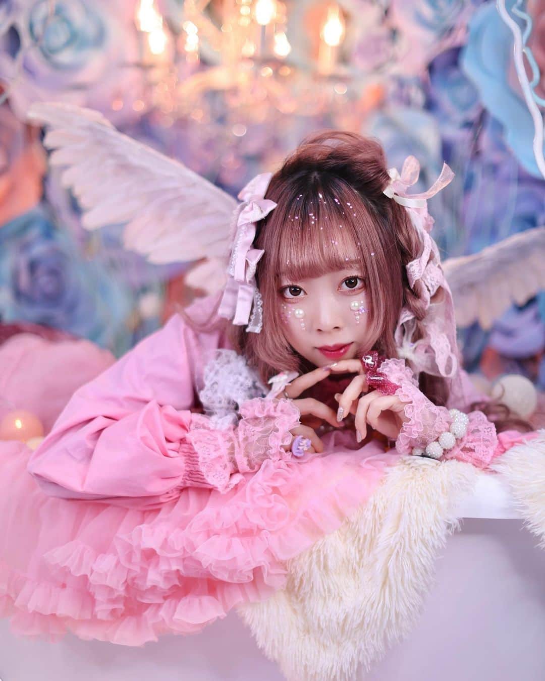 舘林佳史のインスタグラム：「あのぺぺぺぺわーるどプロデューサー😍  りぽっぺちゃんがAilinQスタジオで夢かわ撮影☺️💓  りぽっぺワールド撮影興味がある方DM下さい🥰  来年面白い事始めちゃいます❣️  お楽しみに〜🥰  ༚┈❁┈༚༝༝༚┈❁┈༚༝༝༚┈❁┈༚༝༝༚┈❁┈ ༚༝༝༚┈❁┈﻿  ﻿ 誰でも物語の主人公になれる﻿ ﻿ をキャッチコピーにドラマや映画﻿ 物語のワンシーンの様なDramaticStoryPhot﻿ と言う名前で活動作品作りをしています。﻿ ﻿ 大好評のドラマティックフォトのご依頼は﻿ このクオリティーで30000円〜(ほぼ諸経費)﻿ で受け賜わっています)^o^( ﻿ ﻿  お姫様になりたい👸物語の主人公になってみませんか^ ^⁉︎﻿ ﻿﻿ ﻿  モデル宣材撮影 コンポジ Book作り プロフィール撮影 ブライダルフォト記念撮影 衣装レンタル 成人式 着物 ドレスロケーションフォト スチール サロンモデル撮影 写真集等撮影のご依頼何でもお気軽にお問い合わせDM下さい✨📩 ﻿ ﻿ ༚┈❁┈༚༝༝༚┈❁┈༚༝༝༚┈❁┈༚༝༝༚┈❁┈ ༚༝༝༚┈❁┈ ﻿ ﻿#ぺぺぺぺワールド#りぽっぺ#夢かわいい#夢かわ撮影#スタジオ撮影#天使#ロリータファッション #ファッションモデル#CanonEOSR6 ﻿#canonr6 #ポートレート #宣材 #model#photo#カメラマン#カメラマン#photographer#モデル募集#ポートレートモデル募集#スナップ撮影#ポートレートモデル#写真#カメラ﻿ #portrait #portrait_star #jj_allportraits #tv_soul #tv_people #phototag_peop﻿ le #rsa_portraits #portmood」