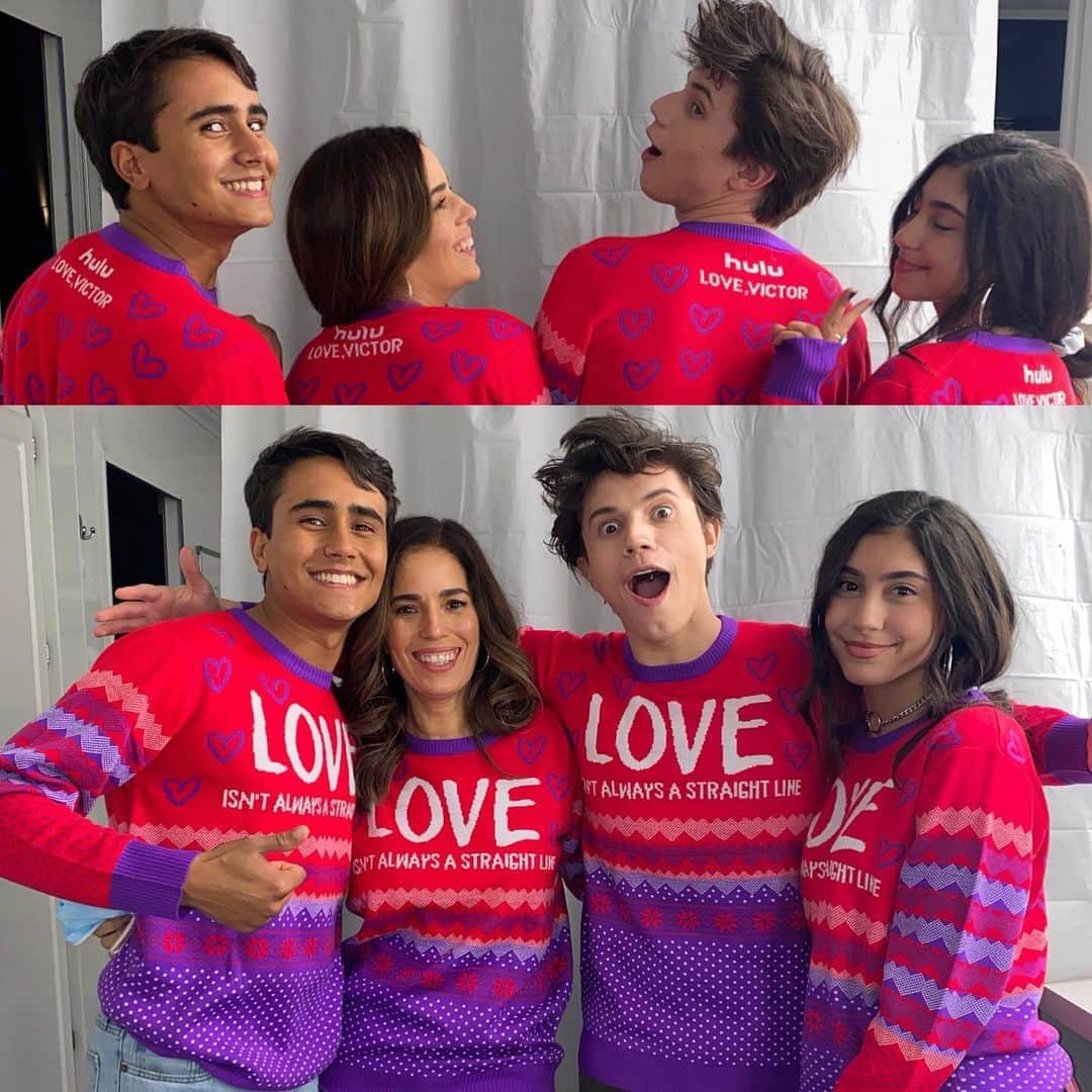 アナ・オルティスのインスタグラム：「Who said Christmas sweaters had to be ugly? HAPPY HOLIDAYS!!!!! @anthony_turpel @theisabellaferreira @itsmichaelcimino #LoveVictor #hulu」