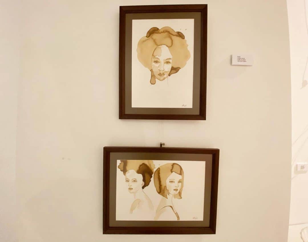 荒尾茉紀さんのインスタグラム写真 - (荒尾茉紀Instagram)「素敵なご家族と素敵な個展へ😊水彩画って温かみがあって大好き💕ちなみに茶色の絵（2枚目）は、なんと、コーヒーで描かれています😳私のお気に入りは優しい顔をした女性の絵（3枚目）今日のバレッタはすごく賑わってたよ🎶  #マルタ #Malta #バレッタ #valletta #水彩画 #個展 #exhibition #worldheritage #世界遺産の街」12月20日 7時54分 - maki.arao
