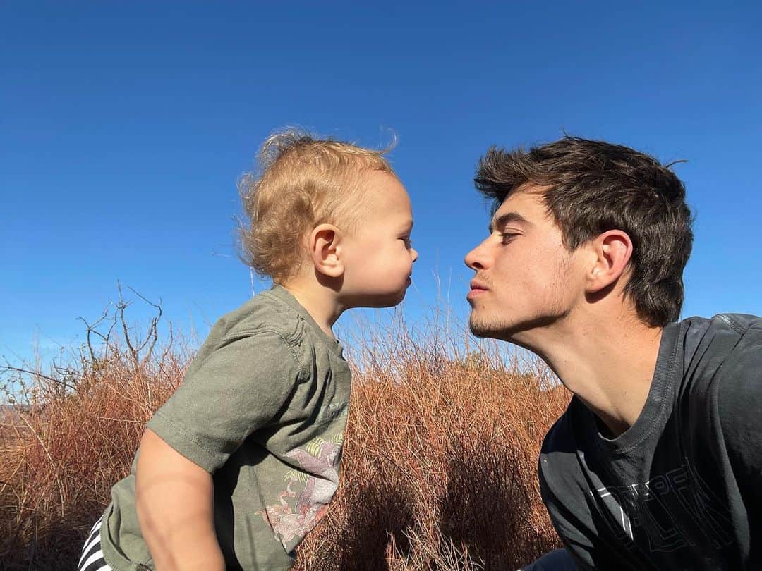 ナッシュ・グリアのインスタグラム：「besos 🥰」
