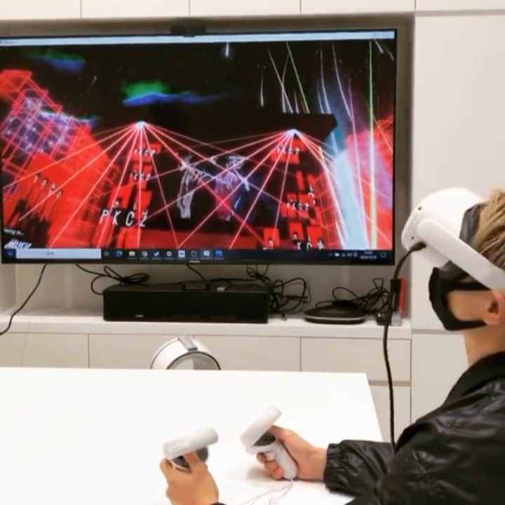 DJ DARUMAのインスタグラム：「この中で我々のスペシャルMIXを 公開中🥽🎧 来年早々更にパワーアップした ロケーションでパフォーマンス計画中！！🔊🔥 空間中ではアバターの我々と実際会ったり話したり 写真を撮ったり出来るかも！？  V氏による体験映像全編は @pkcz_official  でチェックしてください！！ コリャやばいぞ。」