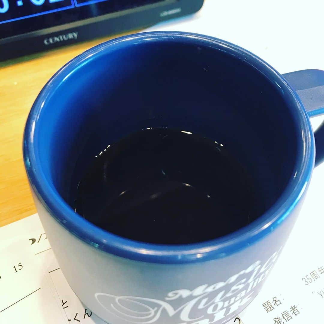 井手大介のインスタグラム：「感激するコーヒーをいただきました。コスタリカ•ドンマヨ•ゲイシャ•アナエロビコ•ナチュラル。鎌倉のカフェ「ヴィヴモン•デイモンシュ」の堀内マスターに淹れていただきました。とっても美味しゅうございマスター！ #バイザシー　#これとっておきの時のために買って置いて冷凍庫に入れておきたい」