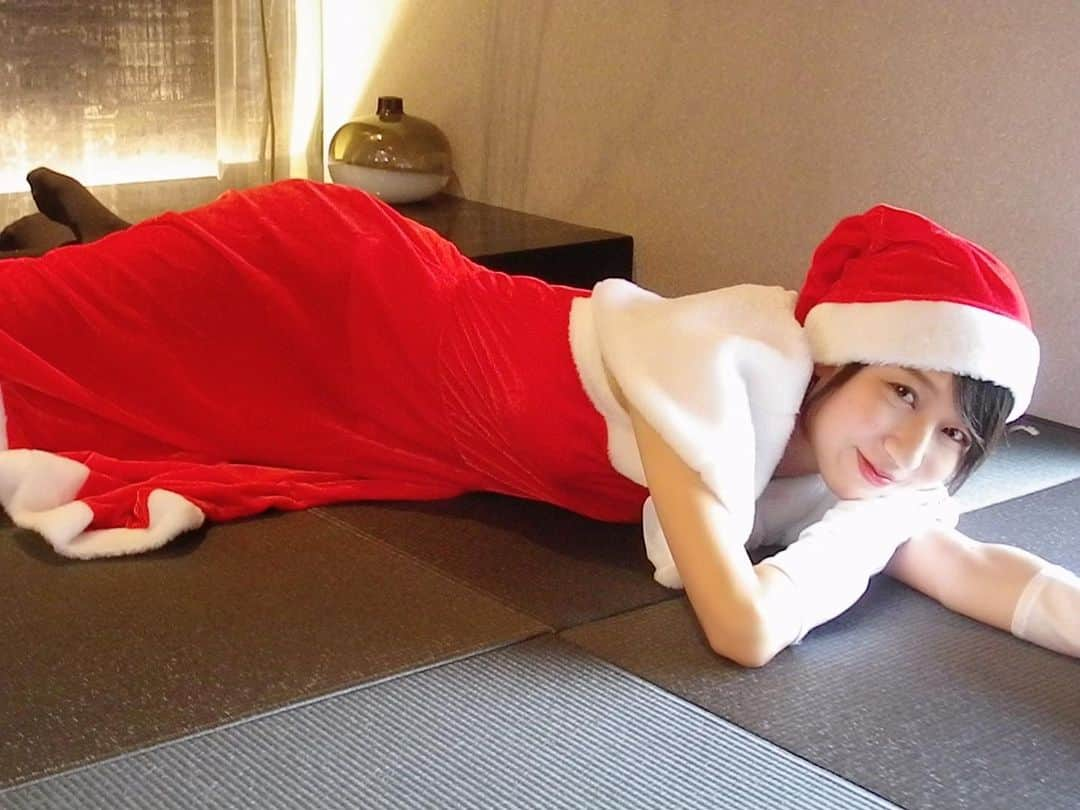 太田英里さんのインスタグラム写真 - (太田英里Instagram)「* ･ おはよう～。🎅🏻 クリスマスまでしばらく サンタ投稿続くと思います🙏😂 ・ #太田英里 #Bright #三重PR大使 #ミス桑名 #ナチュラルフードコーディネーター #健康食コーディネーター #エレガンスマナーインストラクター #釣りガール #女優 #モデル #model #actress #talent #shorthair #ショートヘア #丸顔 #l4l #like4like #followme #instagood #christmas #サンタコス #写真好きな人と繋がりたい #アンティークス犬山」12月20日 7時58分 - eririiin56