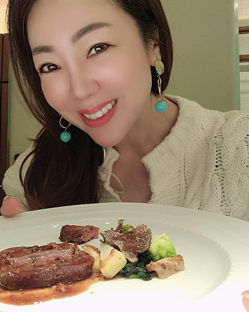 今堀恵理さんのインスタグラム写真 - (今堀恵理Instagram)「大阪本町にあるフランス料理 『カランドリエ』  ランチに先週連れて行ってもらいました✨ ミシュランの星をもつラグジュアリーフレンチ ロングセラーに大阪を代表するフレンチのお店です  味も満足ですし接客もさすがでした 個室と言ってなかったのですが、特別に個室にしてくれたよ😉  デザートも全種類食べたいから サラシアのゼリータイプを食前に飲んだよ😉  #カランドリエ #大阪グルメ #関西おでかけ #ロエベ  #サラシア #糖質カット #すっきりサラシアキュート #コエタス  #タカノサラシア #糖質制限 #糖質オフ #糖質 #糖 #糖質ダイエット #ダイエット #サプリ #ダイエットサプリ #アーユルベーダ #アーユルヴェーダ #血糖値 #食後血糖値 #インド #スリランカ #免疫力 @takano_agri」12月20日 7時58分 - eriimahori