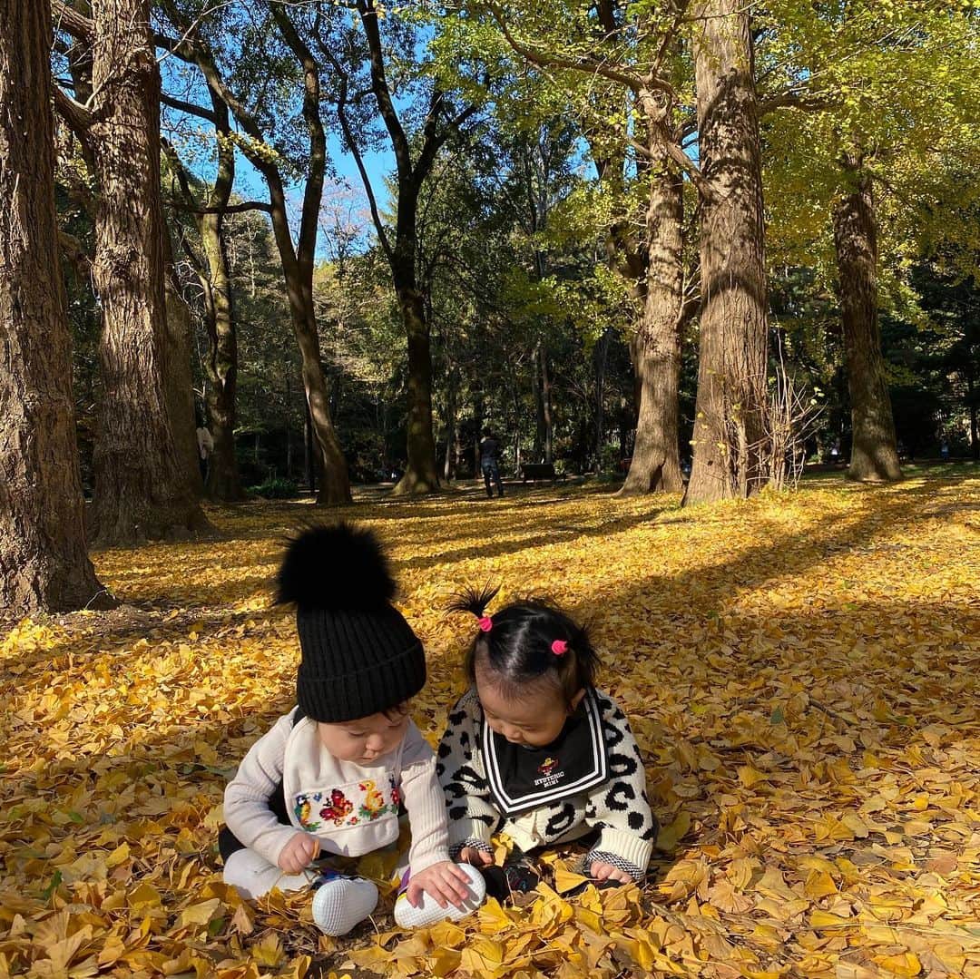 漆川由佳のインスタグラム：「代々木公園でピクニックデビュー🍂🍁🍂✨莉桜ちゃんと偶然モノトーンかぶり❣️❣️❣️」