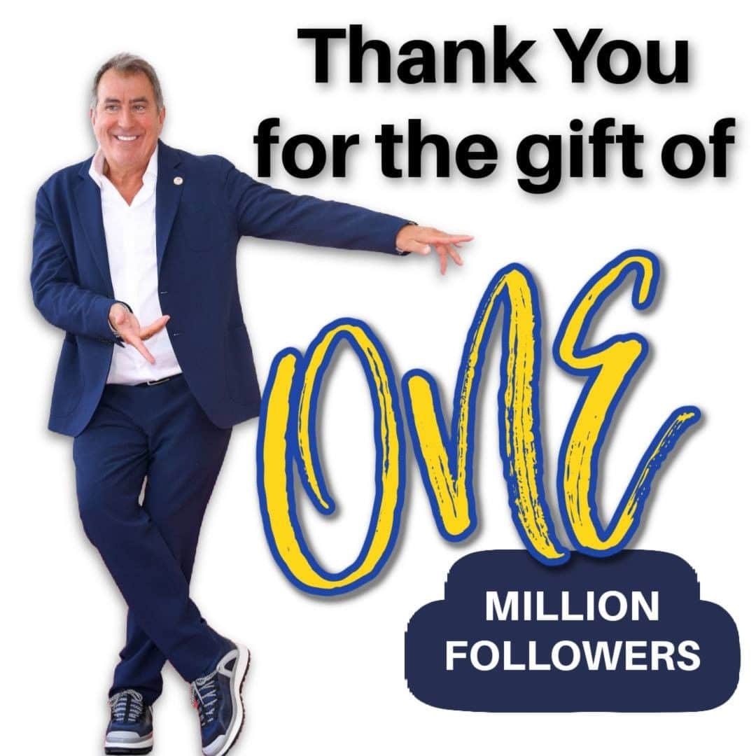 ケニー・オルテガさんのインスタグラム写真 - (ケニー・オルテガInstagram)「!Wow!  I am very grateful to wake up to this awesome news. Thank you for the gift of ONE MILLION FOLLOWERS! Thank you for watching and supporting my work and for your loving and supportive messages on @instagram Wishing you and your loved ones Happy Holidays, Good Health and Much Love! Kenny #1million #JATP #Thankyou #onlylove #instagram #1millionclub #wearamask ❌👻‼️」12月6日 0時44分 - kennyortegablog