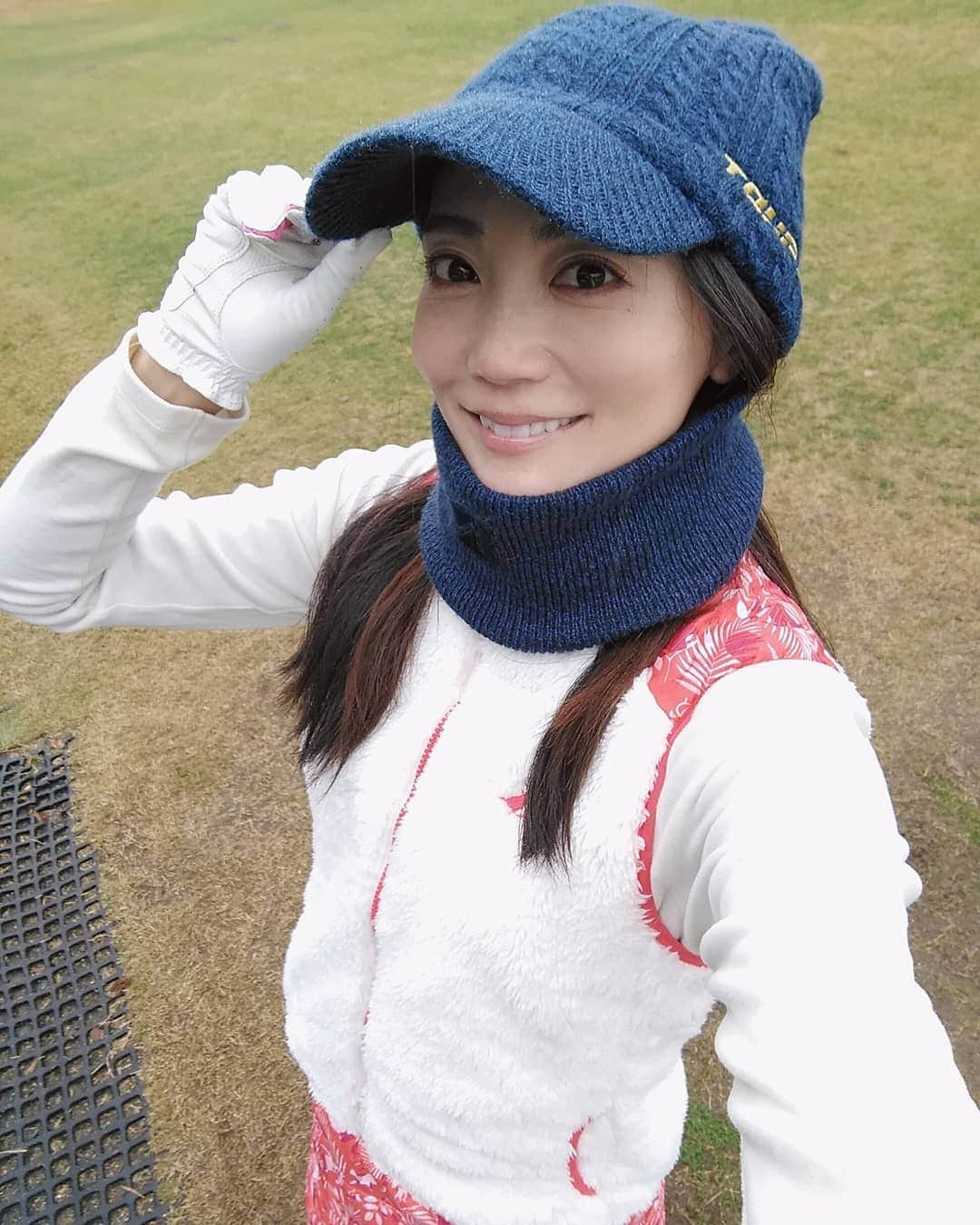 佐々木実季さんのインスタグラム写真 - (佐々木実季Instagram)「初めてのナイターゴルフ⛳️🌙極寒&雨、おまけに二日酔いの三拍子揃ってたけど楽しかった😁✨この時期にナイタースルーとかゴル狂だよね🤣巨大イノシシが出てビックリでした🐗！ 3日前のゴルフも雨で、フロントティーから116と大叩きしたけど雨女なんかな😅今日もショットもパターも全然駄目で、本当に安定しないです💦雨だからってことで言い訳しまーす（笑）スウィング模索中で動画も載せてるのでスワイプ⏪してね🏌️ TOUR Bのニットキャップはネックウォーマーと一体化していて寒さ対策にピッタリです🎵モコモコワンピースもParadiso♥️ #ゴルフ #ゴルフ大好き #ゴルフ女子 #ゴルフ男子 #冬ゴルフウェア #paradiso #paradisogolf #パラディーゾ #パラディーゾゴルフ #冬ゴルフコーデ #ゴルフ日和 #ゴルフコーデ #冬ゴルフ #目指せ100切り #golf #lovegolf #instagolf #golfstagram #ゴルフ好きな人と繋がりたい #ゴルフ女子と繋がりたい #⛳ #🏌 #ムーンレイクゴルフクラブ市原コース #paradiso #paradisogolf #ナイターゴルフ #極寒ゴルフ #雨ゴルフ #☔ゴルフ #ニットキャップ #tourb」12月5日 23時15分 - miki.sasaki_golf