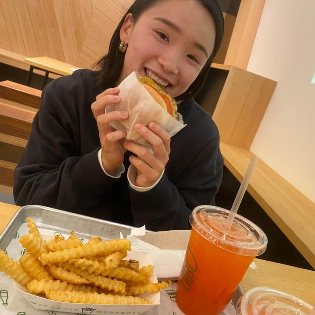 原わか花さんのインスタグラム写真 - (原わか花Instagram)「🍔🍔🍔 そーいえば噛めば0kcalとか言って食べるけど、 あの頃にはもう戻りたくない🥲笑  黒歴史ブラックホール #過去の写真」12月5日 23時27分 - wkb_h0106