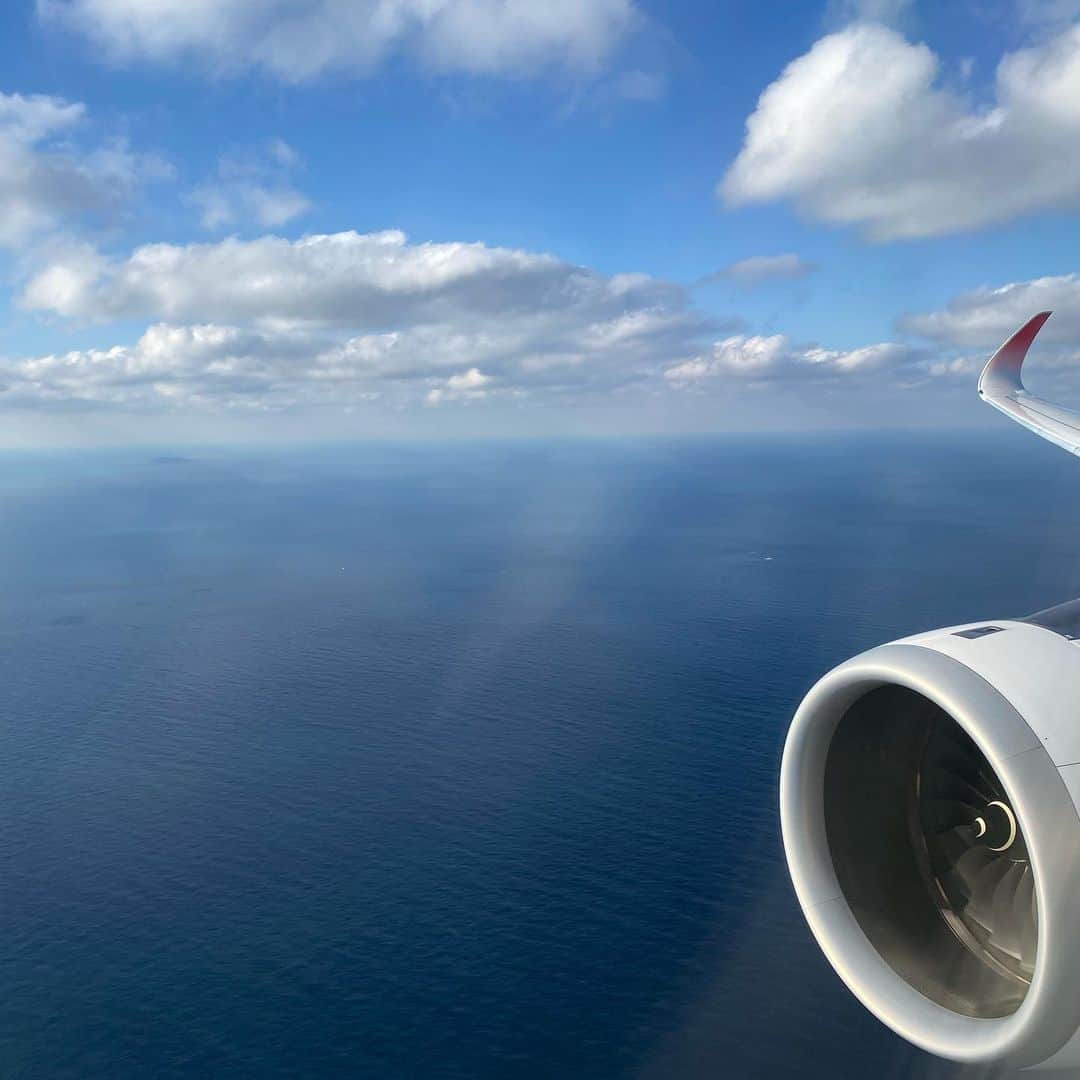 佐藤弘道さんのインスタグラム写真 - (佐藤弘道Instagram)「自分が乗っている飛行機の影って、何だか不思議╰(*´︶`*)╯♡」12月5日 23時21分 - satouhiromichi023