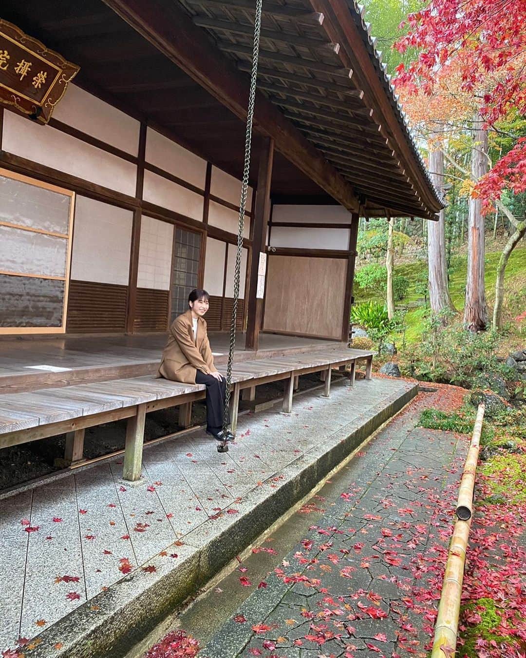 横山由依さんのインスタグラム写真 - (横山由依Instagram)「紅葉の季節だけ特別公開されている名所です😌 普段は非公開というところも素敵ですよね！ 散り紅葉もとても美しくて癒されました🍁  #京都 #kyoto #栄摂院 #京都いろどり日記」12月5日 23時21分 - yokoyamayui_1208