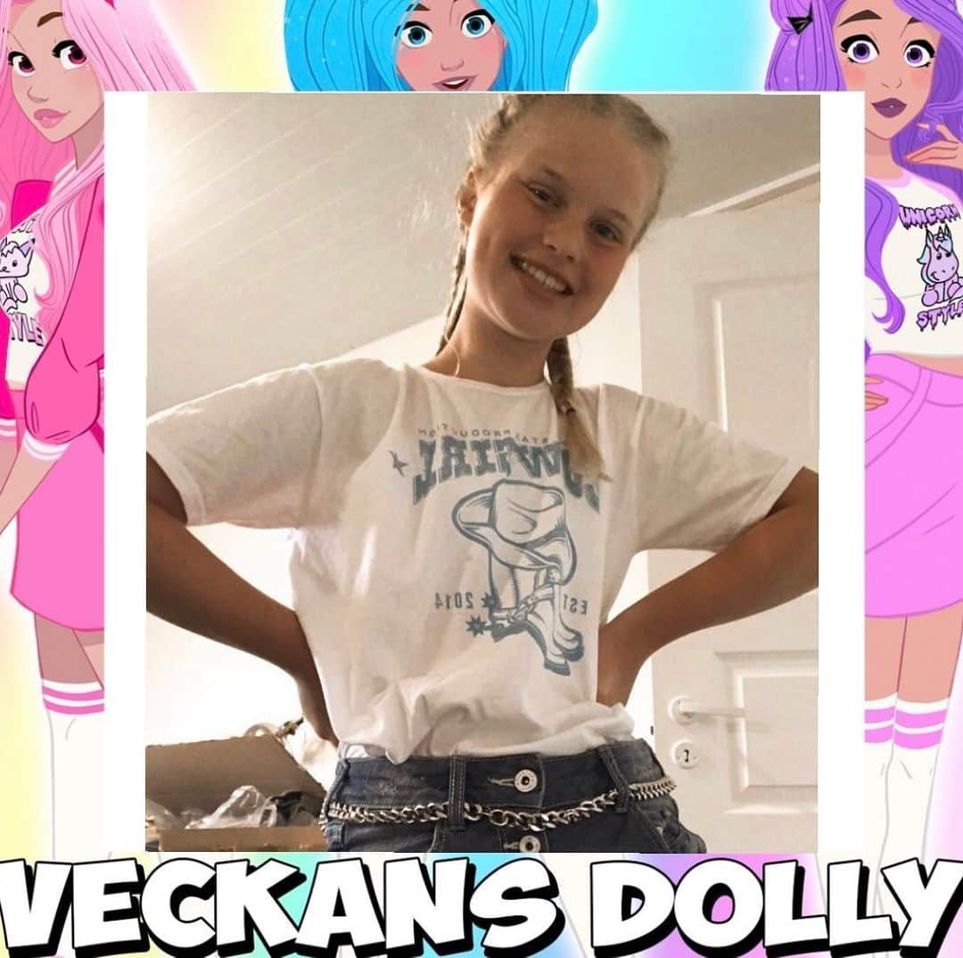 ドリー・スタイルさんのインスタグラム写真 - (ドリー・スタイルInstagram)「Veckans Dolly är: @lovedollystyles Stort grattis! 🎉 Vill du också bli veckans Dolly? Lägg ut en bild på dig själv och tagga #dollycolorfriday, ni kan uppdatera hela veckan. Vi kollar igenom alla bilder, varje vecka. Puss & lycka till! 💗💙💜 Man behöver inte ha peruk eller Dolly Style kläder för att vara med •  [ Do you want to be the next ”Dolly of the week”? Just post a picture of you and hashtagg #dollycolorfriday, good luck! ] 💗💙💜 #dollystyle #weloveyou」12月5日 23時23分 - dollystyle