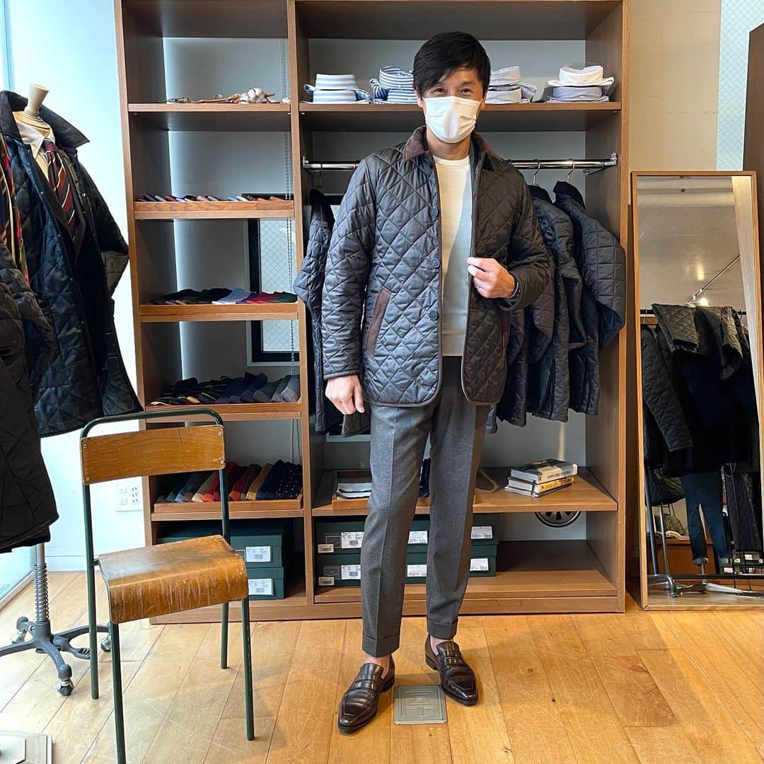 戸賀敬城さんのインスタグラム写真 - (戸賀敬城Instagram)「今年は、冬もテラスにしたい。 ダウンは便利だけど、スーツ、ジャケパンには合わない。 withモード推しの戸賀に、ブリティッシュが刺さった。 久しぶりのラベンハム、なかなかいいね。 散々試着して、デンストンの茶を買いました。 ラグスポにも合いそう。 お手頃なのもいいね！  トガブロ。読んでね https://ameblo.jp/togablo/entry-12640063228.html  #ラベンハム  #戸賀敬城  #トガッチ  #hirokunitoga  #togacci  #lavenham  #ブリティッシュメイド  #withモード #ブリティッシュ  #黒茶」12月5日 23時24分 - togacci53