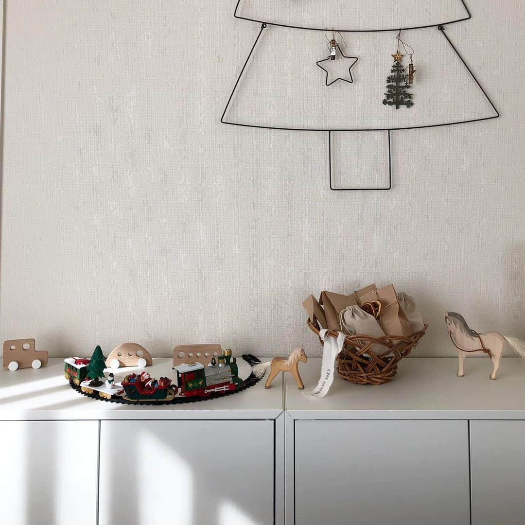 mai_1106のインスタグラム：「2020.12.5 * Winter morning🧺🎄🐎 * * 4歳0ヶ月 1486days アドベントカレンダーは1日2個🐒 * * *」