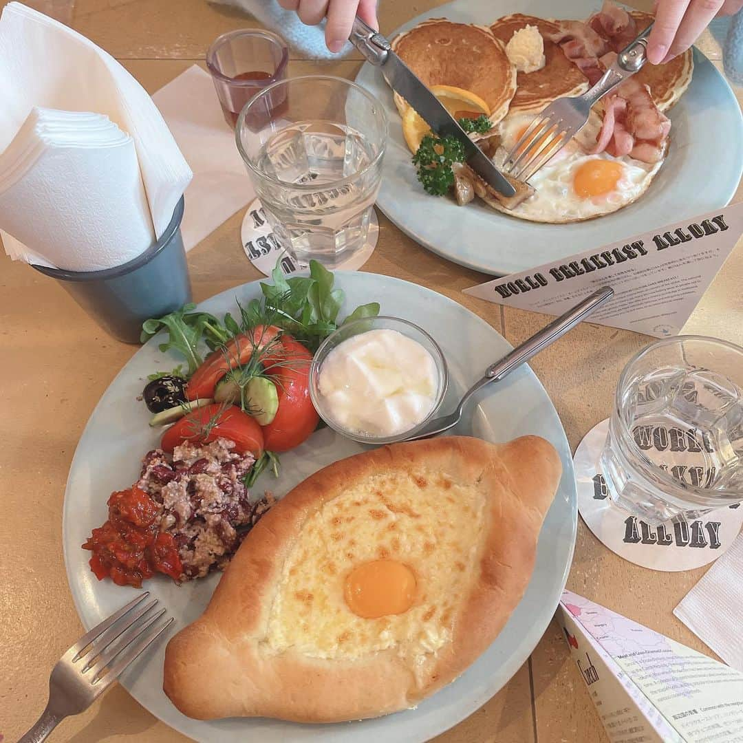 桜花りなさんのインスタグラム写真 - (桜花りなInstagram)「＊ ・ ・ 先日海外の朝ごはん🥣食べてきた♡ 2ヶ月に１回メニューが変わるんだって! 朝早く行ったけど30分は待ったナ😵 外で待つから寒かったぁ🥶❄️ ・ ・ 2枚目でどこの国の朝ごはんか 書いたので見てくれると嬉しい😆 3枚目は他のメニューだよ🍽 🌈いつもありがとう🦄💓 ・ ・ #worldbreakfastallday #表参道 #海外の朝ごはん　#朝食 #海外　#海外旅行　#朝カフェ」12月5日 23時26分 - xxyuricornxx