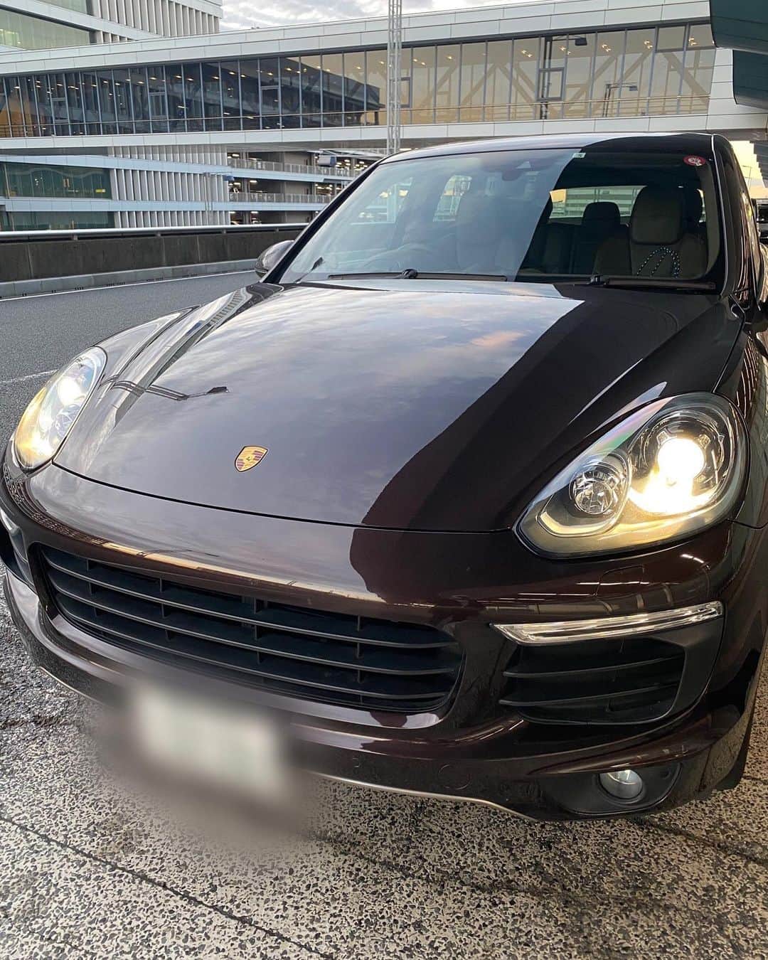 のインスタグラム：「.﻿ ﻿ 所属先である横浜ユーポス様から、Cayenne Sをご提供して頂きました！﻿ ﻿ Macan GTSもすごくかっこよかったですが、Cayenne Sもめちゃくちゃカッコいいです😎﻿ ﻿ 本当にいつもありがとうございます❗️﻿ ﻿ ﻿ #所属#横浜ユーポス#車#カイエン#ポルシェ#かっこいい#スポーツ#sports#ゴルフ#ゴルフ女子#golf#プロ#プロゴルファー#progolfer#女子プロ#女子プロゴルファー#ゴルフ好き#ゴルフ好きと繋がりたい」