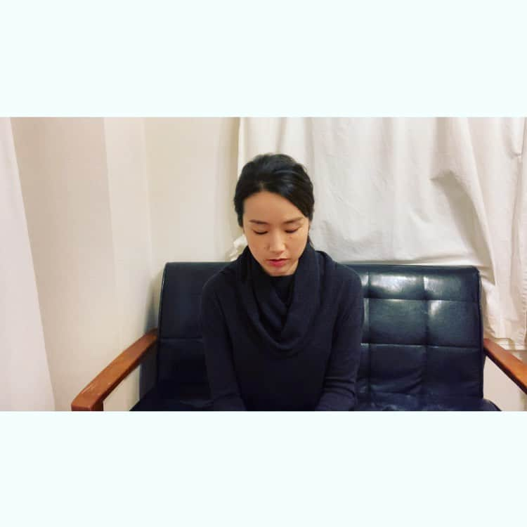 佐藤みゆきさんのインスタグラム写真 - (佐藤みゆきInstagram)「最近たまにあるリモートオーディション。自分で指定のお芝居を動画に撮って送る。 ひとりで「take1！」「take2」「あー今のも悪く無いんですけど、もう少し最後明るめに言ってみましょうかね。take3！」とか言いながら録画したものを見直して「んー、オッケー！」とか言いながら進めてる。  写真に映る自分はいまいち苦手だけど、お芝居に入る直前の顔は、ちょっと好きかも知れない。  オーディション。最初の頃は落ちまくってひとつも受からなくて40本くらい落ち続けた。でも、オーディションも出逢い！お芝居を見てもらえる貴重な機会！良い芝居をしたら見てくれた誰かの心を動かせるかも知れない！コンテの想定を超えてゆけ！と思い始めてからは、たまに選んでいただけるようになった気がする。  なるべく楽しんで。 出会いを信じて。 生きていきたいものです。」12月5日 23時27分 - satoukichiyome