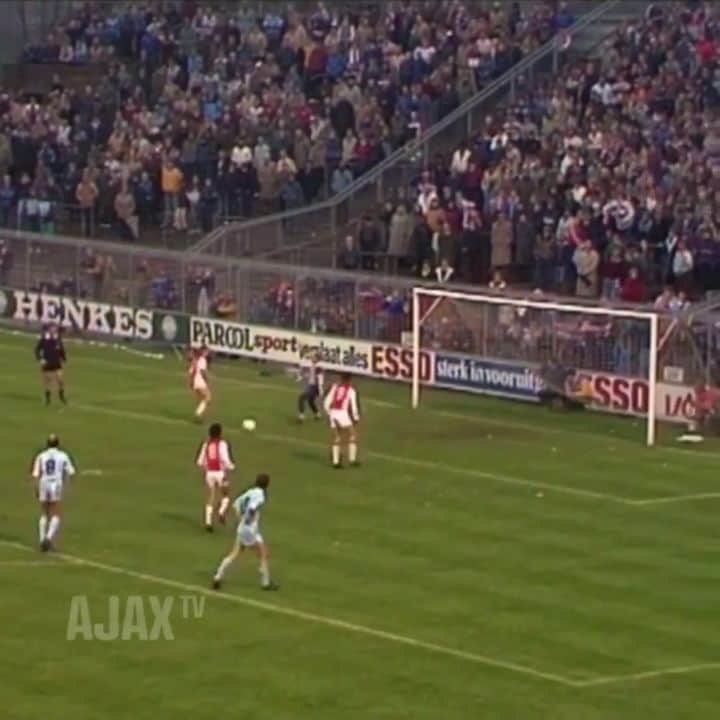 ヨハン・クライフのインスタグラム：「🔙 #OTD in 1982, Johan took his only penalty with Jesper Olsen for @afcajax. #CruyffLegacy」