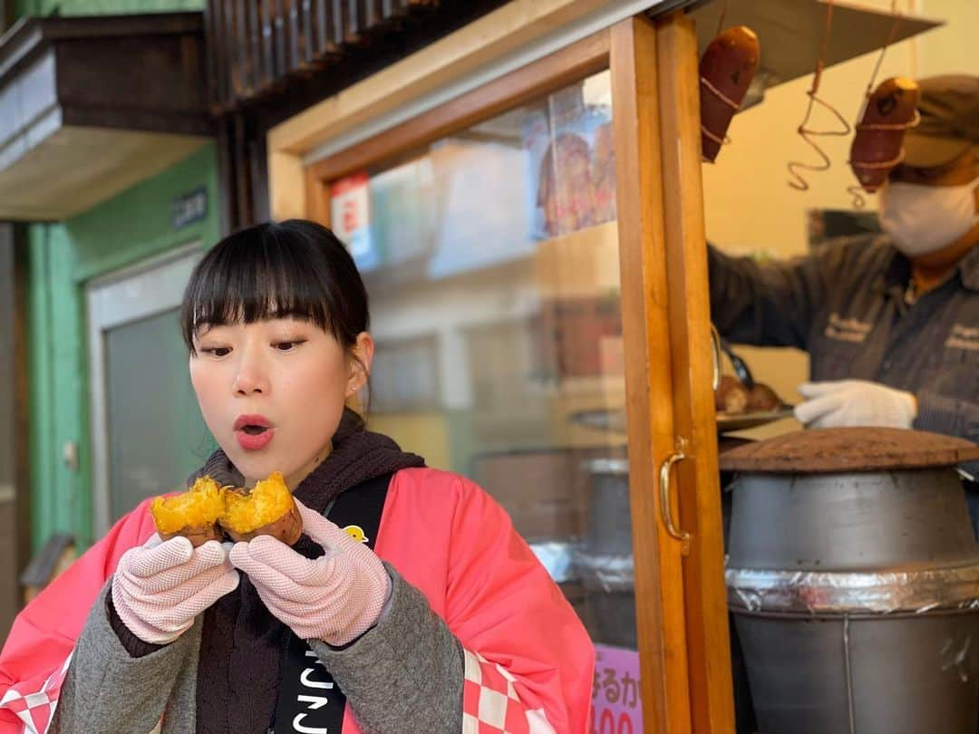 服部未佳さんのインスタグラム写真 - (服部未佳Instagram)「今日のハッピィ生中継は 青森市内の焼き芋屋さんを2軒はしご😆  1軒目は、 先月オープンしたばかりの「芋や」🍠 壺の中にワイヤーで吊るされたお芋さん… “壺焼き”芋のお店です！ 100分間かけてゆっくりじんわり焼くことで 甘〜くなるのだとか！ 本日のお芋4種類のうち、 種子島産の安納芋をいただきました😋 甘い！とにかく、甘い！ 皮はカリッと香ばしく、中はしっとりねっとり濃厚😍  焼き芋の他にも、 「低温熟成 冷し蜜芋」おすすめです♪ 冷やすとさらに甘みが増します😳 芋羊羹のような食感と甘さに感動しました💓  大将の山田さん！ありがとうございました✨ 「芋や」は11時〜16時オープンです😊  #芋や #焼き芋 #壺焼き芋 #青森市  #安納芋 #紅はるか #紅あずま #シルクスイート #🍠 #ハッピィ」12月5日 23時35分 - mikahattori_aba