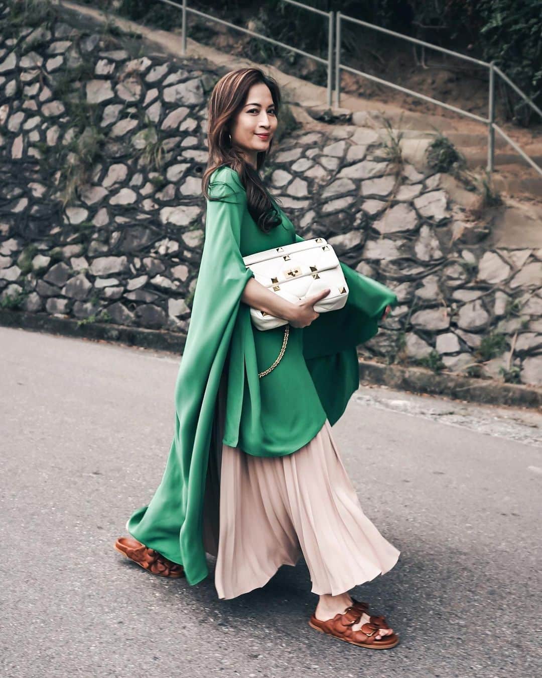 Ruby Kwanのインスタグラム：「Keep walking. 💚 You never know how far you can go if you don’t move forward. Don’t underestimate your strength. 💫 #rougeclosetthoughts  Outfit @maisonvalentino #ValentinoResort2021 Bag #RomanStud」