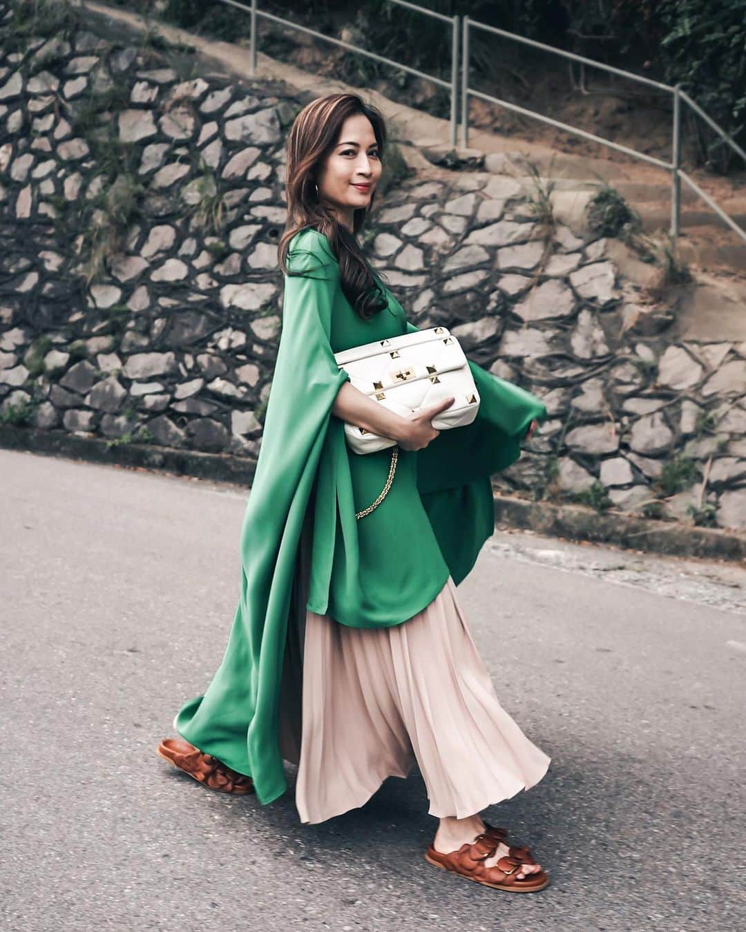 Ruby Kwanさんのインスタグラム写真 - (Ruby KwanInstagram)「Keep walking. 💚 You never know how far you can go if you don’t move forward. Don’t underestimate your strength. 💫 #rougeclosetthoughts  Outfit @maisonvalentino #ValentinoResort2021 Bag #RomanStud」12月5日 23時40分 - rougecloset