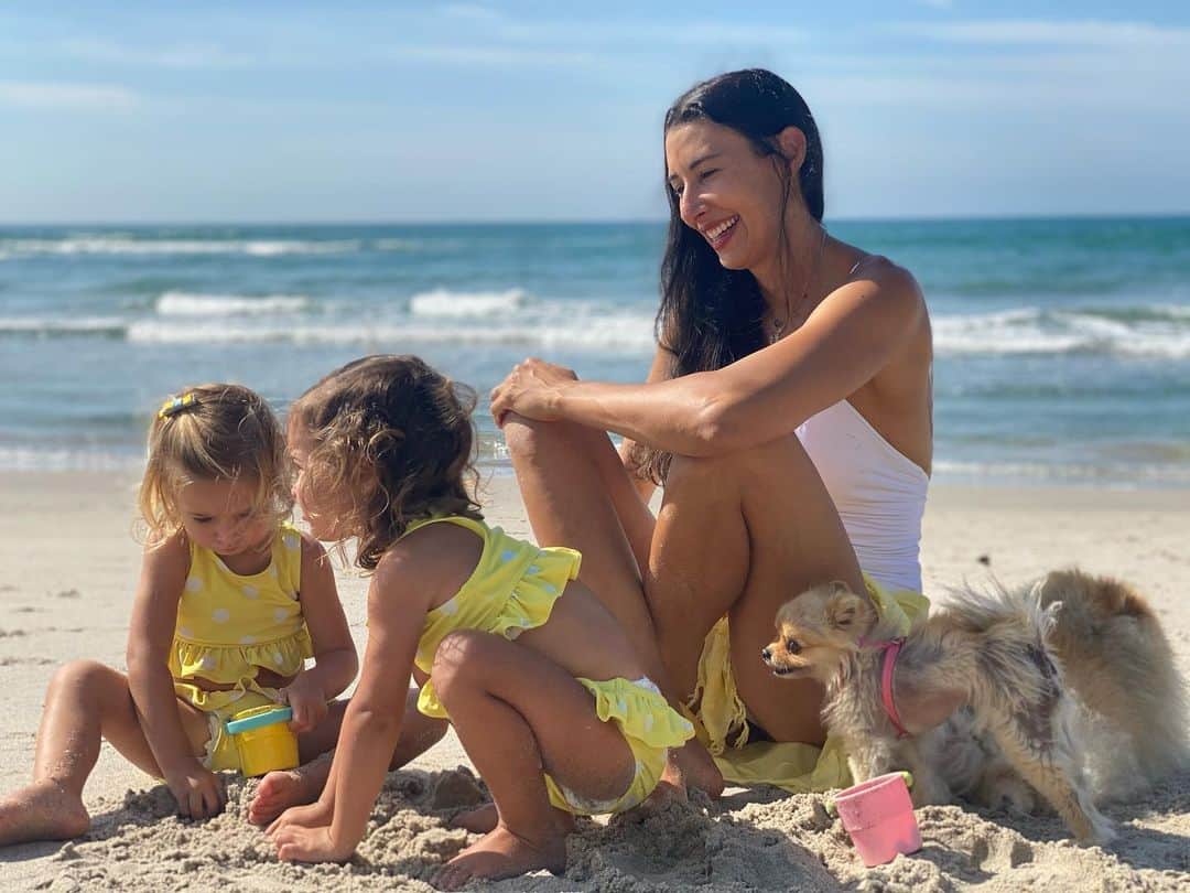 シェイラ・カストロのインスタグラム：「Pra família ficar completa só falta meu lindinho!!! GRATIDÃO é a minha palavra deste ano, gratidão pela saúde, pela família, pela vida! #albumdalizeninna #sheillacastro #sheilla13」