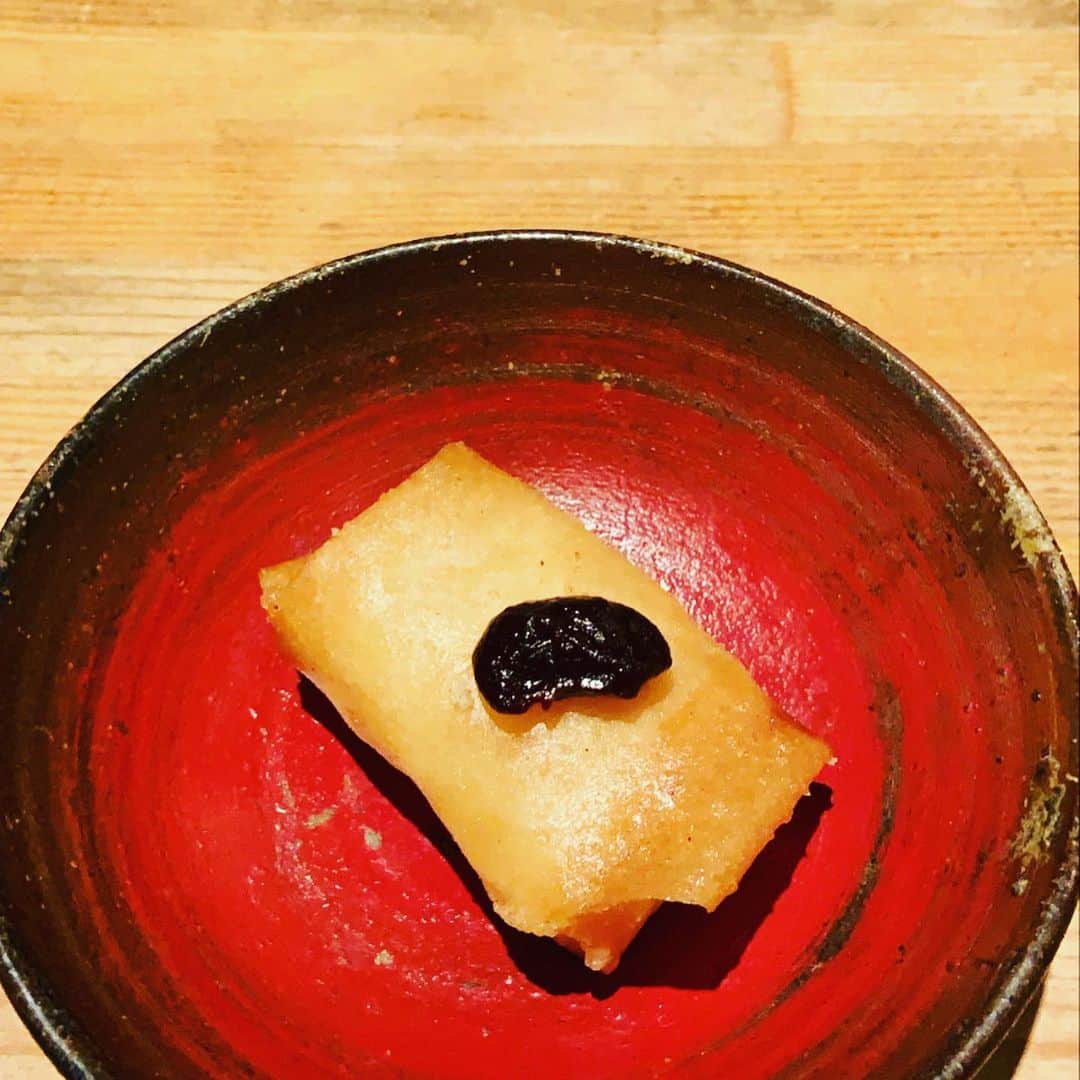 志摩有子さんのインスタグラム写真 - (志摩有子Instagram)「昨日の浅野さん。本家の2日干した大根としらすのサラダに白子の春巻き、名物のメンチカツサンド、気の利いた和食は本当に嬉しい。〆はいくらうにご飯。  @ikejiri.asano  #カウンター和食 #2日干した大根 #大根としらすのサラダ」12月5日 23時49分 - ariko418