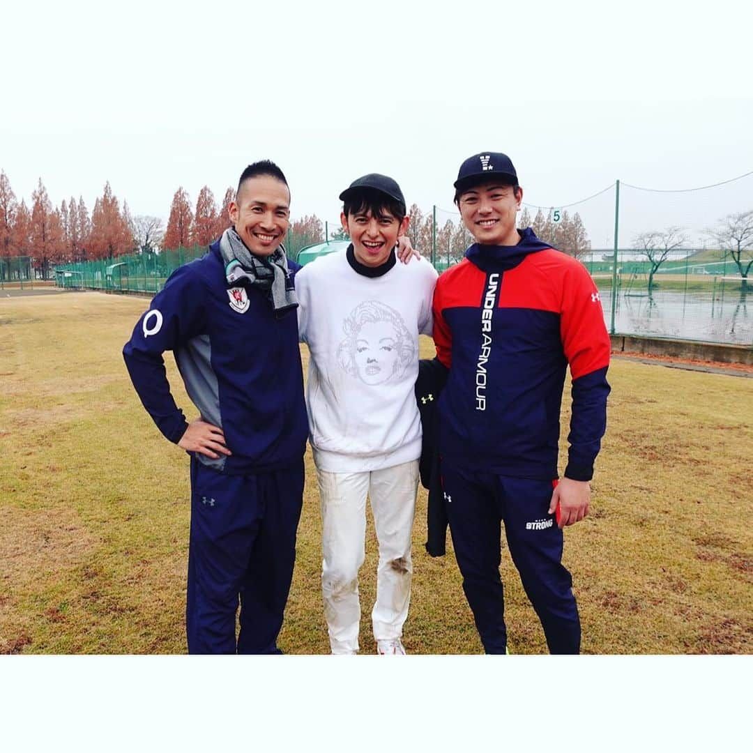 ハリー杉山さんのインスタグラム写真 - (ハリー杉山Instagram)「20年ぶりのクリケット🏏 死ぬほど楽しかったです🏏 イギリス青春時代にタイムスリップしたのもだけど、元カープ、現クリケット日本代表の　@cricketershogo さんに誘われたらそりゃいきますって。しかも現場いったら @yuki.saitoh さんもいるんだから😱この二人とキャッチボールするのcraaaazyyyyy  マジでクリケット一回皆にも体験してほしい^_^ もっと日本で浸透するように僕も力になりたい。うふふ。子供のように暴れちゃった🕺🏻  その模様...YouTubeの初VLOGとしてアップしました🌞是非見てほしい！！そして登録良かったらお願いします^_^  been twenty years since I played cricket...had such a laugh lol on my YouTube!!!  #クリケット #広島東洋カープ  #木村昇吾 #齊藤悠葵  #cricket #鬼楽しい #ハリー杉山 #vlog #youtube」12月5日 23時49分 - harrysugiyama