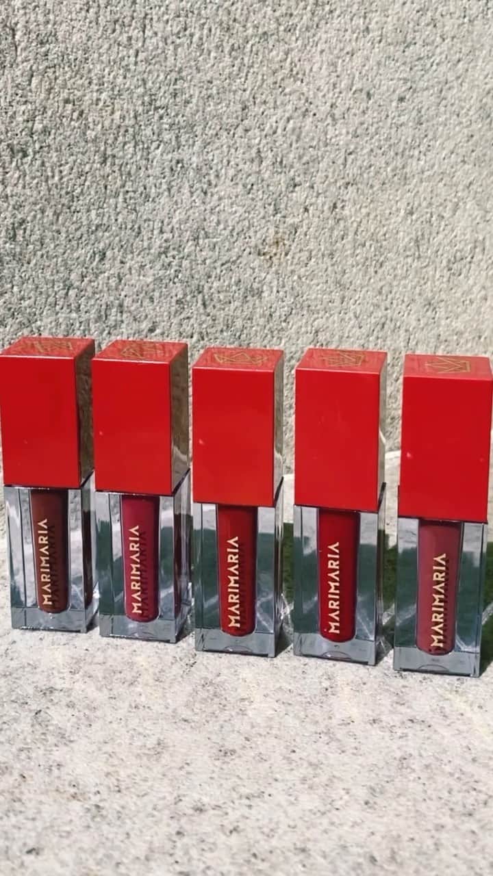 マリ・マリアのインスタグラム：「Nossas cores de natal ❤️ qual é a sua favorita? 🙌🏻 a minha do momento é a marry @marimariamakeup segunda já está a venda no site 🙌🏻」