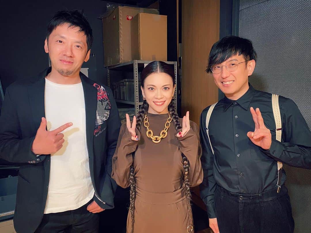 小柳ゆきのインスタグラム：「FCイベント。 この状況の中、DREAMERの皆さんにお会いでき本当に感無量です。  今時期、制限の多いイベントではありましたが、一人一人の顔を見れて、温かさを感じることができとっても嬉しかったです✨ 本当に有難う。  そして色々な事情があり、今回泣く泣く断念した方々も。 また会いましょうね🥲  来年またDREMERの皆さんに笑顔でお会いできることを願って🙏  今回素晴らしい演奏をしてくれた Key.櫻井大介さん Ba.鳥越啓介さん  と、本番直前に😊」