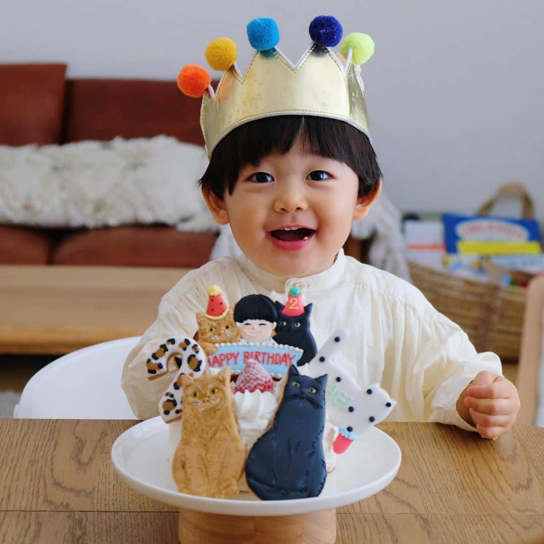 ギネス & ピムスさんのインスタグラム写真 - (ギネス & ピムスInstagram)「05/12/2020 Happy Caturday! ・ December 3rd was Nagi’s 2nd birthday👦🏻🎂 A big Happy Birthday! His birthday cake, made by @kikko_ , was decorated with Guinness and Pimms iced cookies. Nagi was delighted with the cuteness ♬ We hope that you will continue to enjoy watching Nagi grow up, our third son, together with of course Guinness & Pimms. Have a wonderful weekend everyone! ・ ・ 2日遅れてしまいましたが… 12月3日に凪ねこ2歳になりました！ お誕生日おめでとう！ お誕生日用に用意したケーキ。 ロンドンにいた頃からずっと いつかお願いしようと心に決めていた @kikko_ さんの可愛すぎるアイシングクッキーのおかげで とっても素敵なケーキに仕上がりました！ ギネピムも凪ねこもそっくり！ センスが素晴らしい👏 とっても可愛くて 凪ねこも終始「可愛いねーー」を連発。笑 しまいにはギネピムクッキーに「あーーん」と ケーキを食べさせてました。笑 イヤイヤ期真っ只中の凪ねこ。 毎日ヤダヤダ連発してますが、 どんどん言葉も増えて行き、 成長を感じる。 これからもしっかり向き合って 素敵な猫に育てて行こうと思います。笑 これからも三兄弟を どうぞよろしくお願いします♫ それでは皆さま素敵な週末を！ ・ ※写真⑨⑩は @kikko_ さんからお借りしました🐈‍⬛🐈 ・ ・  #ギネピムと凪くん  #2yearsold #2歳 #2歳誕生日  #babyboy #男の子ベビー #赤ちゃんのいる生活 #赤ちゃんのいる暮らし #赤ちゃんと猫 #猫と赤ちゃん #happybirthday #お誕生日 #誕生日」12月5日 23時51分 - rina_takei