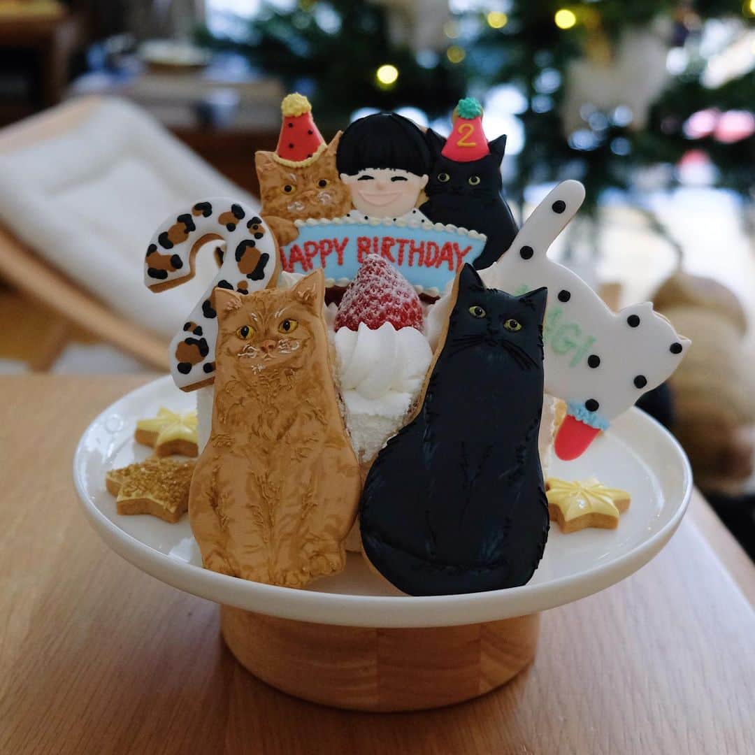 ギネス & ピムスさんのインスタグラム写真 - (ギネス & ピムスInstagram)「05/12/2020 Happy Caturday! ・ December 3rd was Nagi’s 2nd birthday👦🏻🎂 A big Happy Birthday! His birthday cake, made by @kikko_ , was decorated with Guinness and Pimms iced cookies. Nagi was delighted with the cuteness ♬ We hope that you will continue to enjoy watching Nagi grow up, our third son, together with of course Guinness & Pimms. Have a wonderful weekend everyone! ・ ・ 2日遅れてしまいましたが… 12月3日に凪ねこ2歳になりました！ お誕生日おめでとう！ お誕生日用に用意したケーキ。 ロンドンにいた頃からずっと いつかお願いしようと心に決めていた @kikko_ さんの可愛すぎるアイシングクッキーのおかげで とっても素敵なケーキに仕上がりました！ ギネピムも凪ねこもそっくり！ センスが素晴らしい👏 とっても可愛くて 凪ねこも終始「可愛いねーー」を連発。笑 しまいにはギネピムクッキーに「あーーん」と ケーキを食べさせてました。笑 イヤイヤ期真っ只中の凪ねこ。 毎日ヤダヤダ連発してますが、 どんどん言葉も増えて行き、 成長を感じる。 これからもしっかり向き合って 素敵な猫に育てて行こうと思います。笑 これからも三兄弟を どうぞよろしくお願いします♫ それでは皆さま素敵な週末を！ ・ ※写真⑨⑩は @kikko_ さんからお借りしました🐈‍⬛🐈 ・ ・  #ギネピムと凪くん  #2yearsold #2歳 #2歳誕生日  #babyboy #男の子ベビー #赤ちゃんのいる生活 #赤ちゃんのいる暮らし #赤ちゃんと猫 #猫と赤ちゃん #happybirthday #お誕生日 #誕生日」12月5日 23時51分 - rina_takei