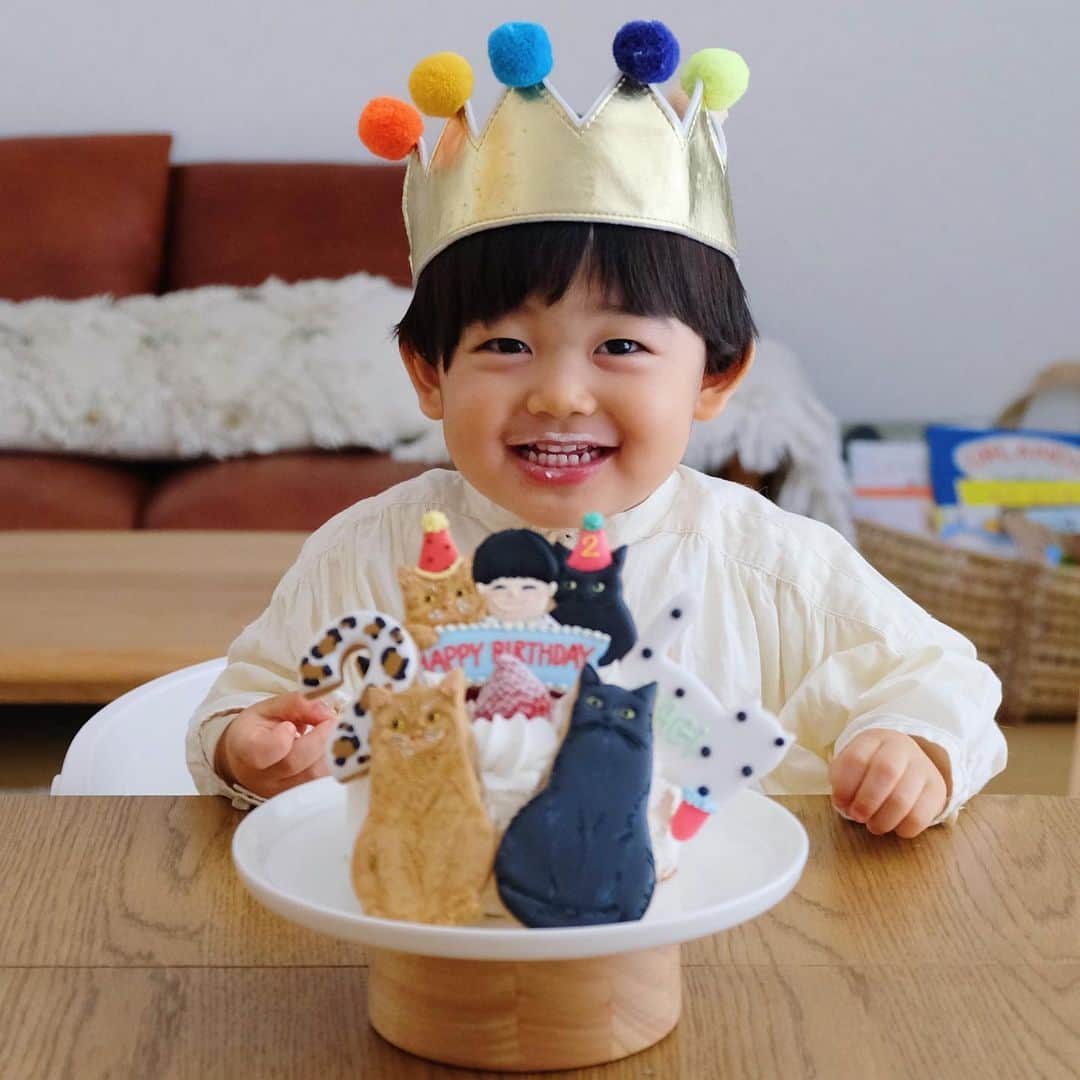ギネス & ピムスのインスタグラム：「05/12/2020 Happy Caturday! ・ December 3rd was Nagi’s 2nd birthday👦🏻🎂 A big Happy Birthday! His birthday cake, made by @kikko_ , was decorated with Guinness and Pimms iced cookies. Nagi was delighted with the cuteness ♬ We hope that you will continue to enjoy watching Nagi grow up, our third son, together with of course Guinness & Pimms. Have a wonderful weekend everyone! ・ ・ 2日遅れてしまいましたが… 12月3日に凪ねこ2歳になりました！ お誕生日おめでとう！ お誕生日用に用意したケーキ。 ロンドンにいた頃からずっと いつかお願いしようと心に決めていた @kikko_ さんの可愛すぎるアイシングクッキーのおかげで とっても素敵なケーキに仕上がりました！ ギネピムも凪ねこもそっくり！ センスが素晴らしい👏 とっても可愛くて 凪ねこも終始「可愛いねーー」を連発。笑 しまいにはギネピムクッキーに「あーーん」と ケーキを食べさせてました。笑 イヤイヤ期真っ只中の凪ねこ。 毎日ヤダヤダ連発してますが、 どんどん言葉も増えて行き、 成長を感じる。 これからもしっかり向き合って 素敵な猫に育てて行こうと思います。笑 これからも三兄弟を どうぞよろしくお願いします♫ それでは皆さま素敵な週末を！ ・ ※写真⑨⑩は @kikko_ さんからお借りしました🐈‍⬛🐈 ・ ・  #ギネピムと凪くん  #2yearsold #2歳 #2歳誕生日  #babyboy #男の子ベビー #赤ちゃんのいる生活 #赤ちゃんのいる暮らし #赤ちゃんと猫 #猫と赤ちゃん #happybirthday #お誕生日 #誕生日」