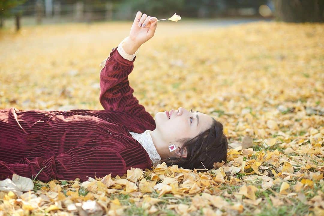 鈴木友里絵のインスタグラム：「この前撮ってもらったやつ！秋一瞬で、寝込んでる間に終わってたので、巻き返すように載せていきます☺️笑 . . photo by @ayamurakoso  . . #紅葉 #昭和記念公園 #ゆりえ帝国写真館📸」