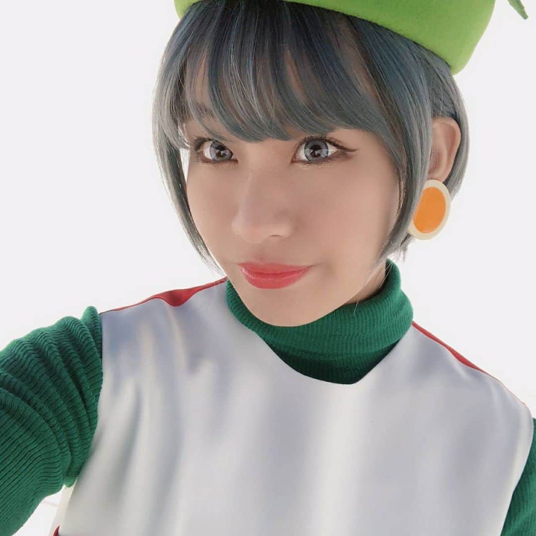 のインスタグラム：「💚@negishikaren_official 【 #蓮質問 】のコーナー🥪 ※ ※ ※ 💭「最近ハラハラドキドキしたことはありますか？」 ※ 💚歯が全部抜ける夢を見たことです🦷 ※ ※ 💭「好きなお茶の種類を教えてください」 ※ 💚お茶はなんでも好きです🍵 特にほうじ茶、紅茶、ジャスミン茶など😋 ※ ※ 💭「初心者でも観やすくてオススメのアニメは何かありますか？」 ※ 💚・「ヴァイオレットエヴァーガーデン」(感動) ・「僕だけがいない街」(サスペンス) ・「君に届け」(恋愛) ・「とらドラ」(ラブコメ) ・「終わりのセラフ」(ダークファンタジー) The、王道😁 好みはあるかもなのでとりあえず3話まで観てみて😁 ⚠️根岸オススメはコロコロ変わります ※ ※ 💭「20歳の誕生日に真っ先に連絡をくれたのは誰でしたか？」 ※ 💚まいがボイスメッセージ送ってくれました💙 ※ ※ 💭「二十歳になって、最初のお酒は美味しかったですか？」 ※ 💚美味しかったです！🥂 ※ ※ 💭「前みんなで神戸行ってたけどれんれんは運転しないんですか？」 ※ 💚「もし」なにかあったらと考えるとメンバーを乗せて運転するのはまだ出来ないです🚗³₃ 1人や、隣にベテラン運転手(お母さん)がいれば💦 ※ ※ 💭「小説は読まないんですか？」 ※ 💚読むのが遅すぎて最近読む習慣が減ってしまいました😭 最近買ったのは「安達としまむら」です🥰 小学生の頃はマンガよりも小説だったなぁ📕 青い鳥文庫、好きだった😍 ※ ※ 💭「おすすめのたこ焼き屋さんはどこかな？」 ※ 💚わなかさん！！！ねぎ塩美味しい🤤 ※ ※ 💭「奈良派？京都派？」 ※ 💚どっちも好きなんだ…😭💞 スペイン料理美味しいのが京都にあるので 今回は京都ということで！笑🙋‍♀️ ※ ※ ※ 鬼滅の刃最終巻 特装版届いた〜🙌🙌🙌🙌 今から開ける！！！！！ フィギュア可愛い🥰 ※ ※ ※ #たこやきレインボー #たこ虹 #tacoyakirainbow #taconiji #根岸可蓮 #れんれん #Renstagram #followme #instagood #れんれんドキドキでーす」