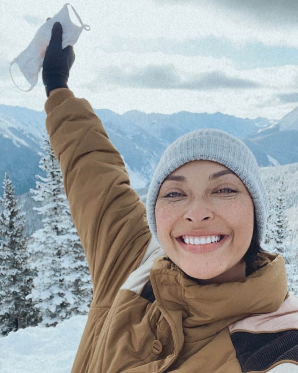 ジョーディン・テイラーのインスタグラム：「Aspen-t the whole day pretending I could snowboard.... 🥶 // I’m back to my ultra-happy self, guys. It was a weird few months for me but the joy is back! I can’t stress enough how important it was for me to go on defense for my mental health and wellness. Long distance phone calls with my NYC therapist, the support of my friends and and my not-so-secret CBD weapons from  @healistnaturals , they all set the tone for my snap back to reality. I’m going to continue that winning combination for as long as I possibly can! Thank you all of the tips, tricks and love.  Can I please request a DM if you start to feel some type of way?? If the world gets a bit too tough or if the holidays tend to wear you down more than usual...Know that I’m always in your corner... even if we’ve never met! And I know you might be exhausted from my CBD preaching but I’m such a believer that I can’t stop, won’t stop. So give it a try! Plus, I got you 20% off (code: jordyn20) . Sending you all so much love and so much laughter.」